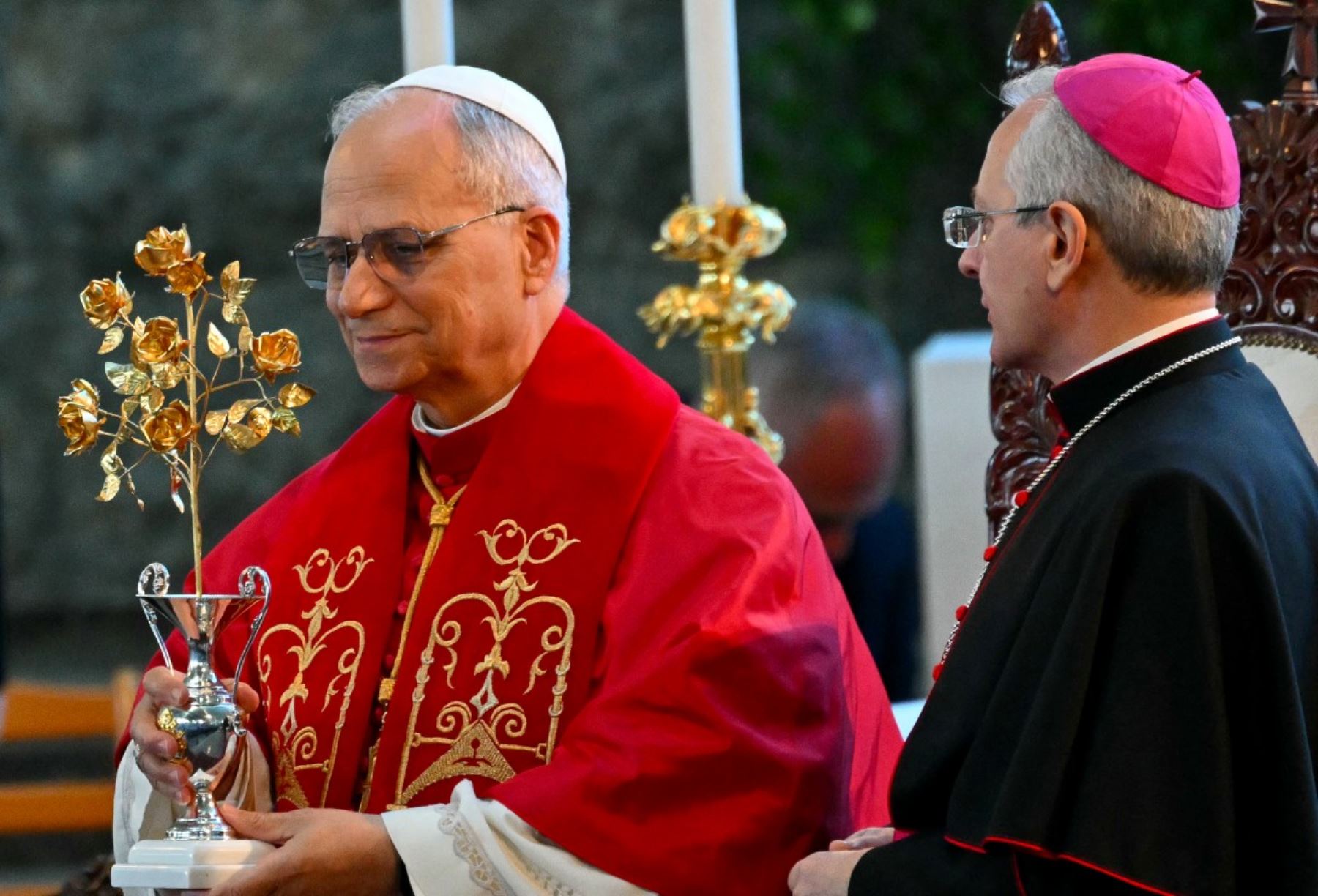 El Papa León XIV sostiene una rosa de oro que regalará durante un encuentro con obispos, sacerdotes, personas consagradas y trabajadores personales en el santuario de Nuestra Señora del Líbano en Harissa, al noreste de la capital, Beirut. AFP