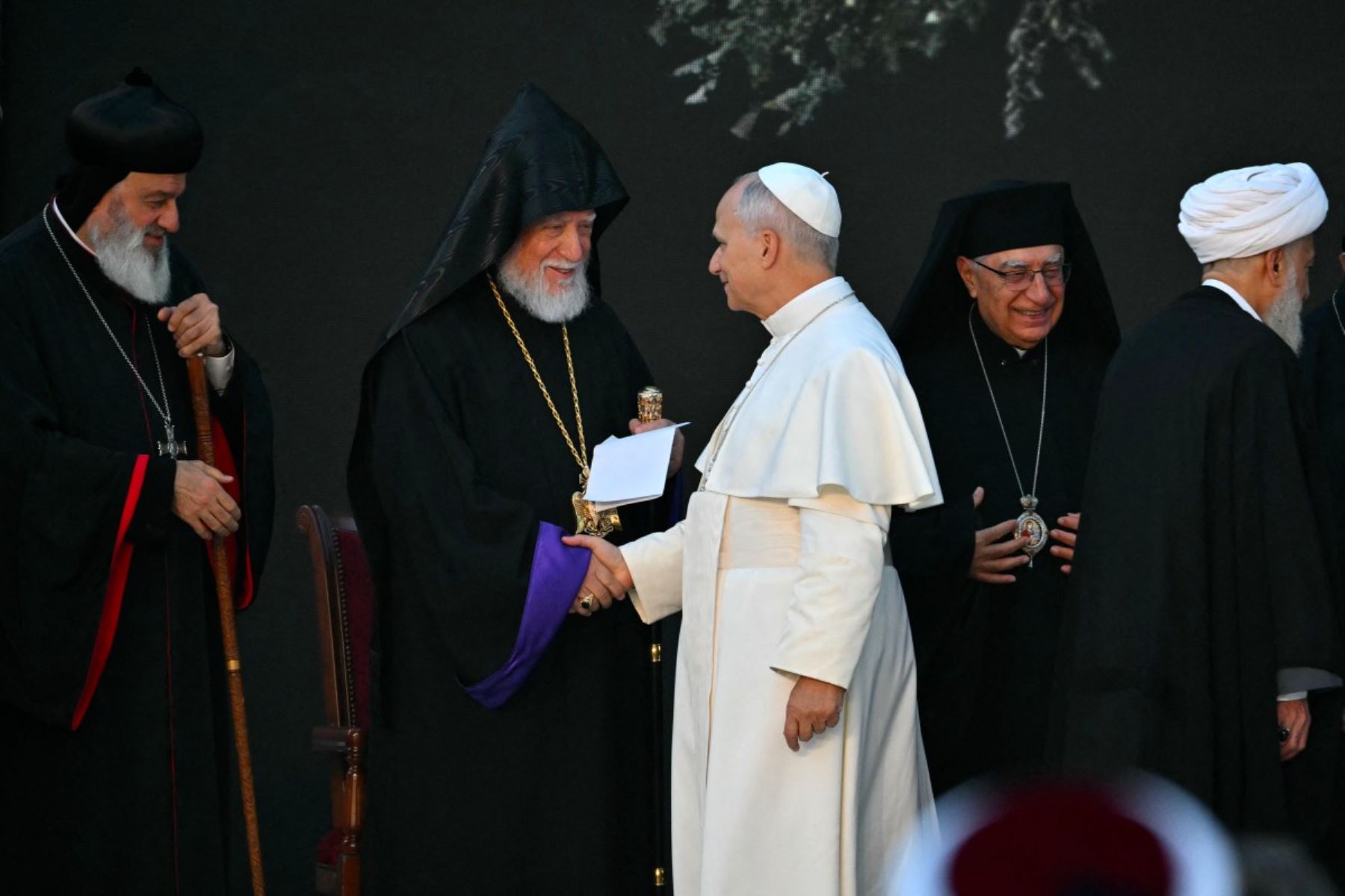 El Papa León XIV asiste a un encuentro ecuménico e interreligioso en la Plaza de los Mártires en el centro de Beirut. AFP