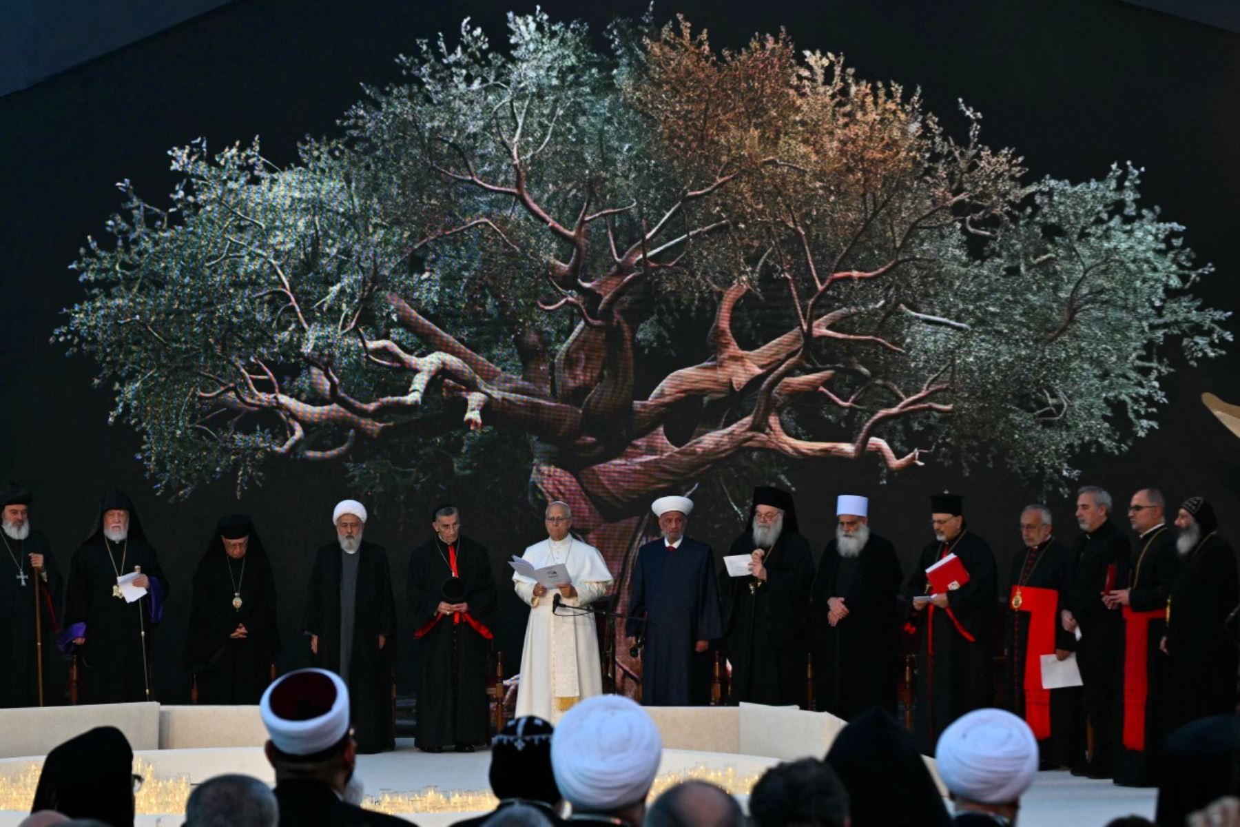 El Papa León XIV asiste a un encuentro ecuménico e interreligioso en la Plaza de los Mártires en el centro de Beirut. AFP
