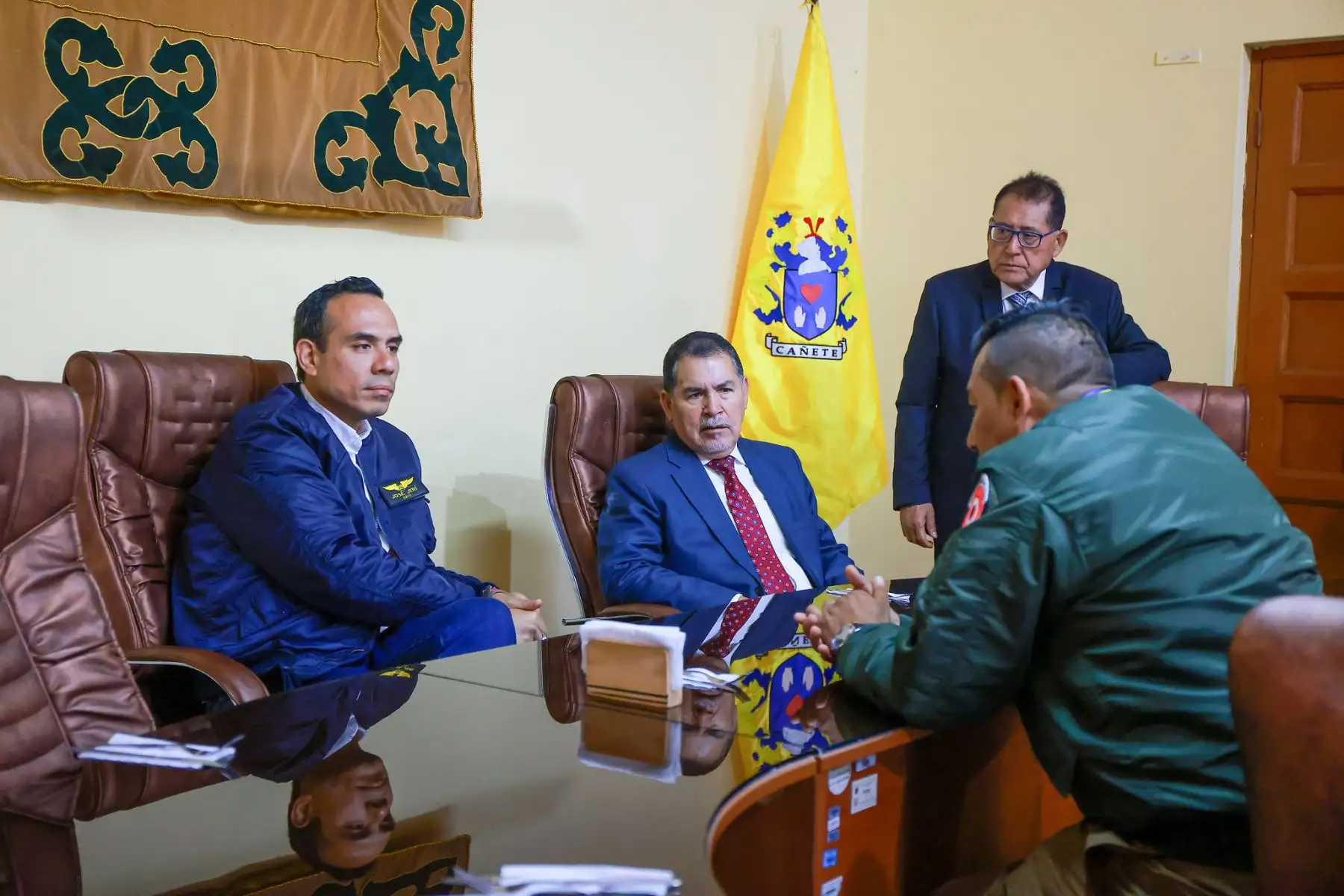 Presidente José Jerí sostiene reunión en la Municipalidad de Cañete con el alcalde y los ministros de Educación y Justicia. Foto: ANDINA/Prensa Presidencia