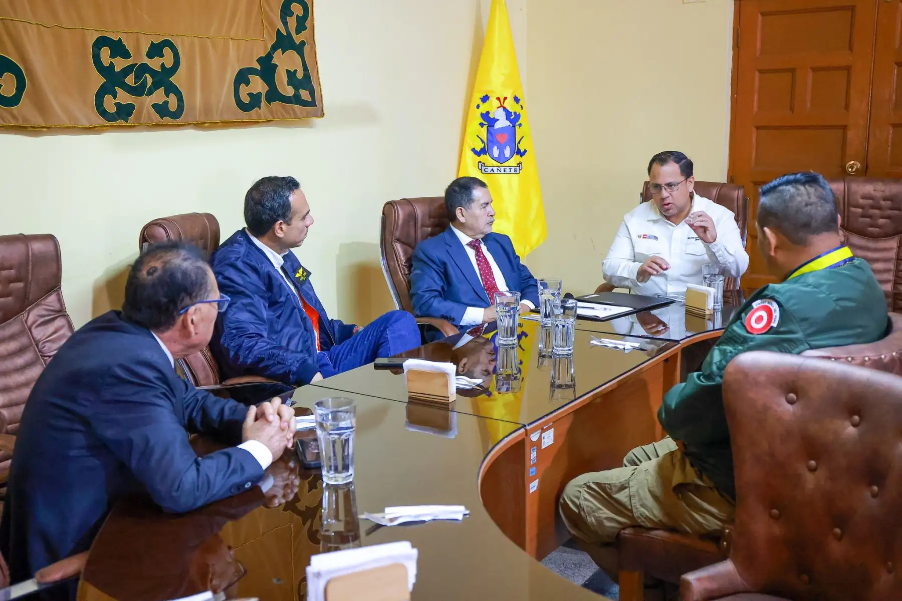 Presidente José Jerí sostiene reunión en la Municipalidad de Cañete con el alcalde y los ministros de Educación y Justicia. Foto: ANDINA/Prensa Presidencia
