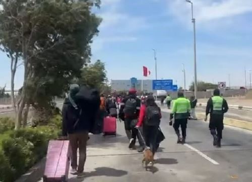 Los migrantes indocumentados aprovecharon la poca presencia policial para llegar hasta el Complejo Fronterizo Santa Rosa. ANDINA/Difusión