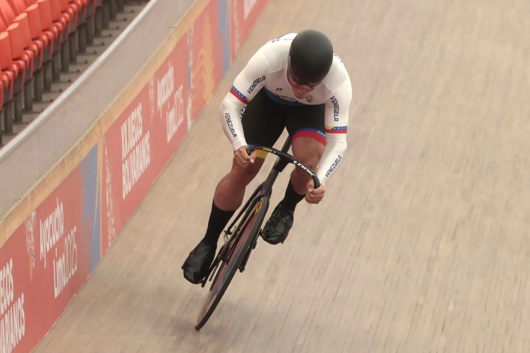 Se realiza la competencia de ciclismo en el velódromo de la Videna, durante los Juegos Bolivarianos 2025.  Foto: ANDINA/Vidal Tarqui