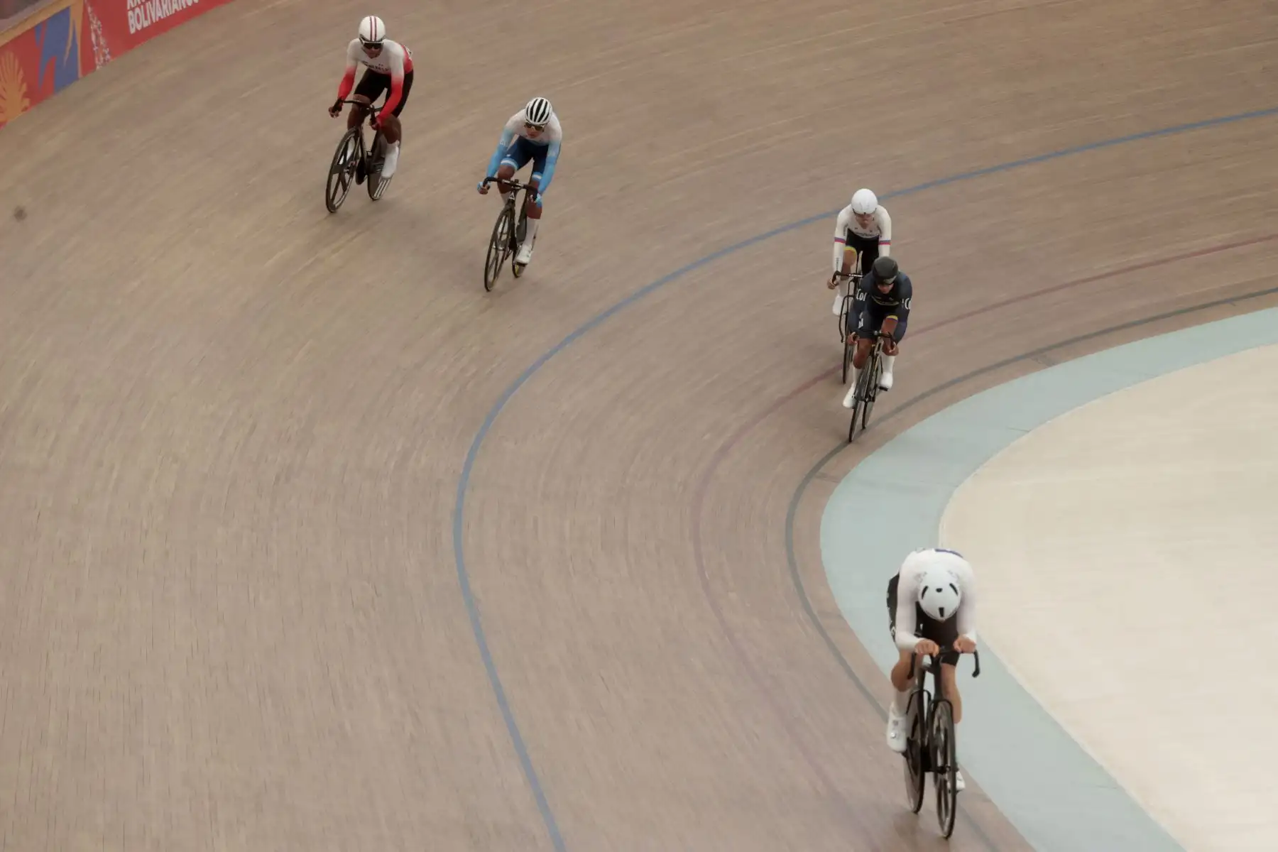 Se realiza la competencia de ciclismo en el velódromo de la Videna, durante los Juegos Bolivarianos 2025.  Foto: ANDINA/Vidal Tarqui