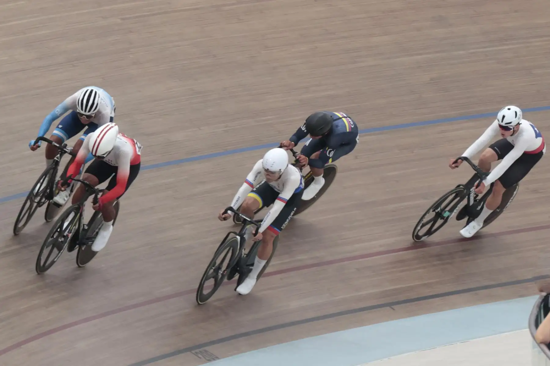 Se realiza la competencia de ciclismo en el velódromo de la Videna, durante los Juegos Bolivarianos 2025.  Foto: ANDINA/Vidal Tarqui