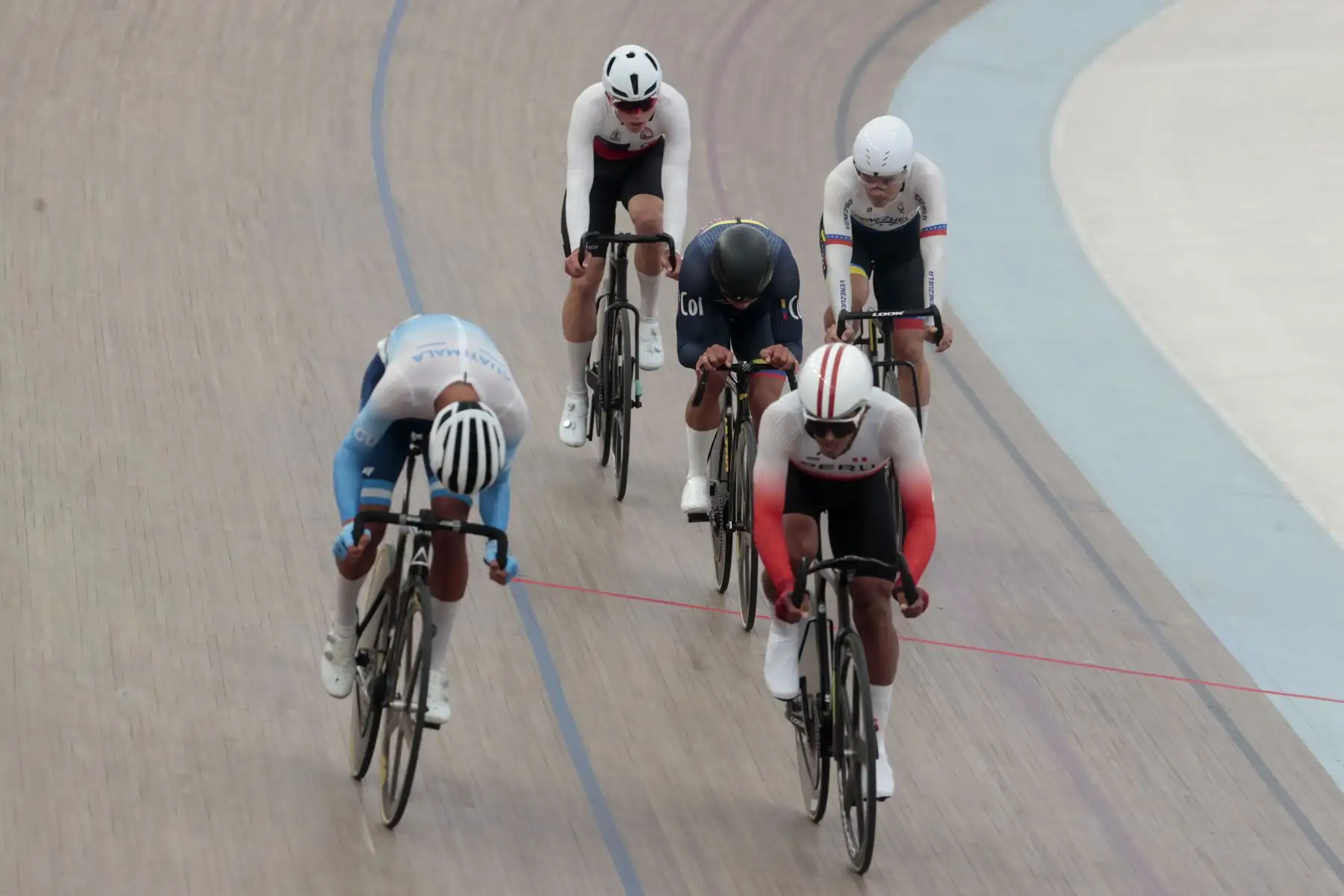 Se realiza la competencia de ciclismo en el velódromo de la Videna, durante los Juegos Bolivarianos 2025.  Foto: ANDINA/Vidal Tarqui