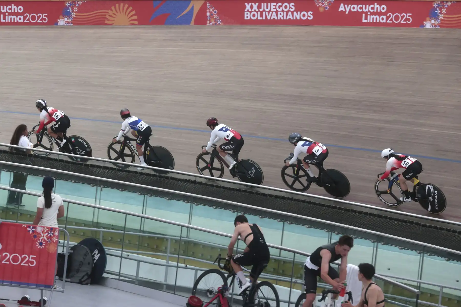 Se realiza la competencia de ciclismo en el velódromo de la Videna, durante los Juegos Bolivarianos 2025.  Foto: ANDINA/Vidal Tarqui