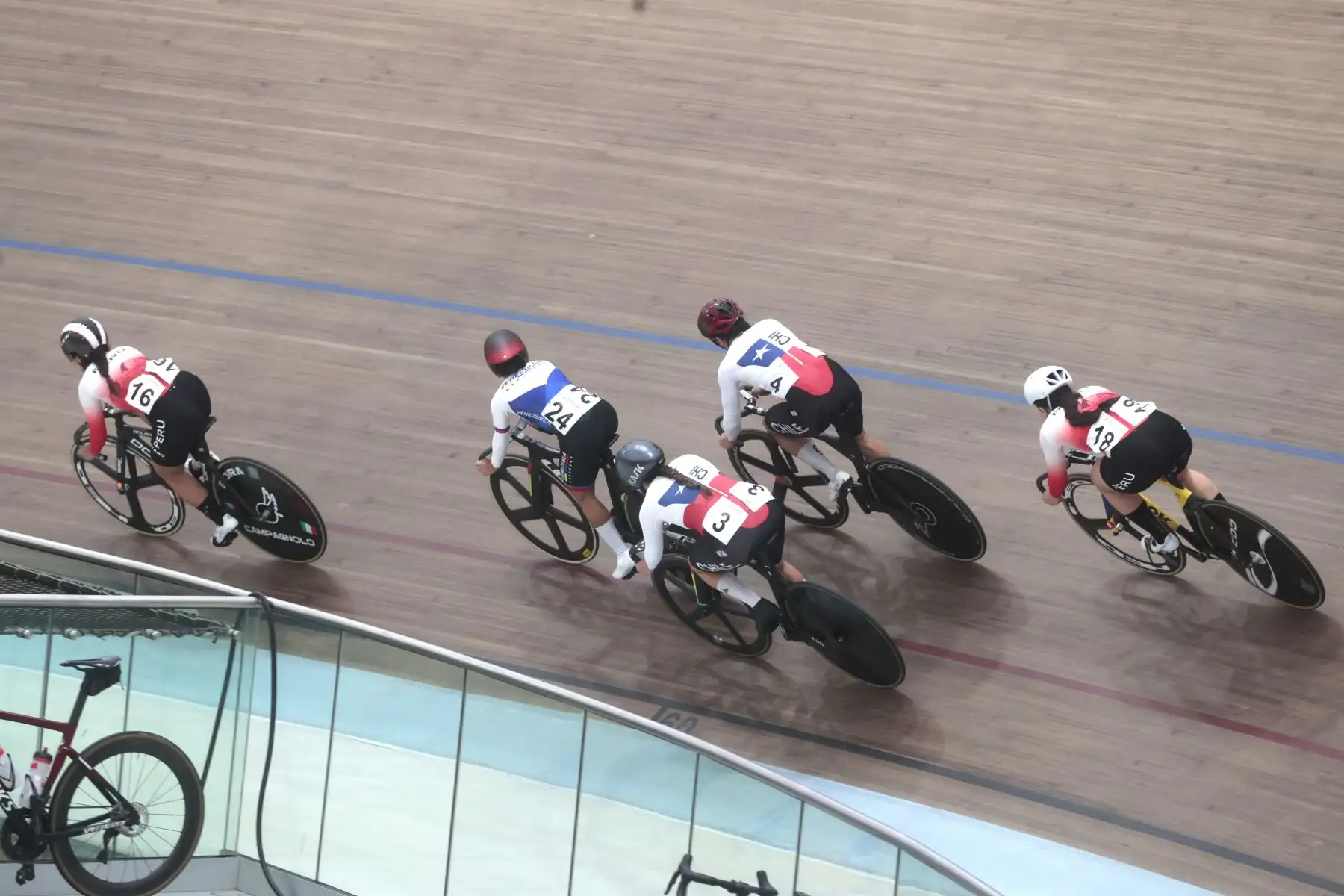 Se realiza la competencia de ciclismo en el velódromo de la Videna, durante los Juegos Bolivarianos 2025.  Foto: ANDINA/Vidal Tarqui