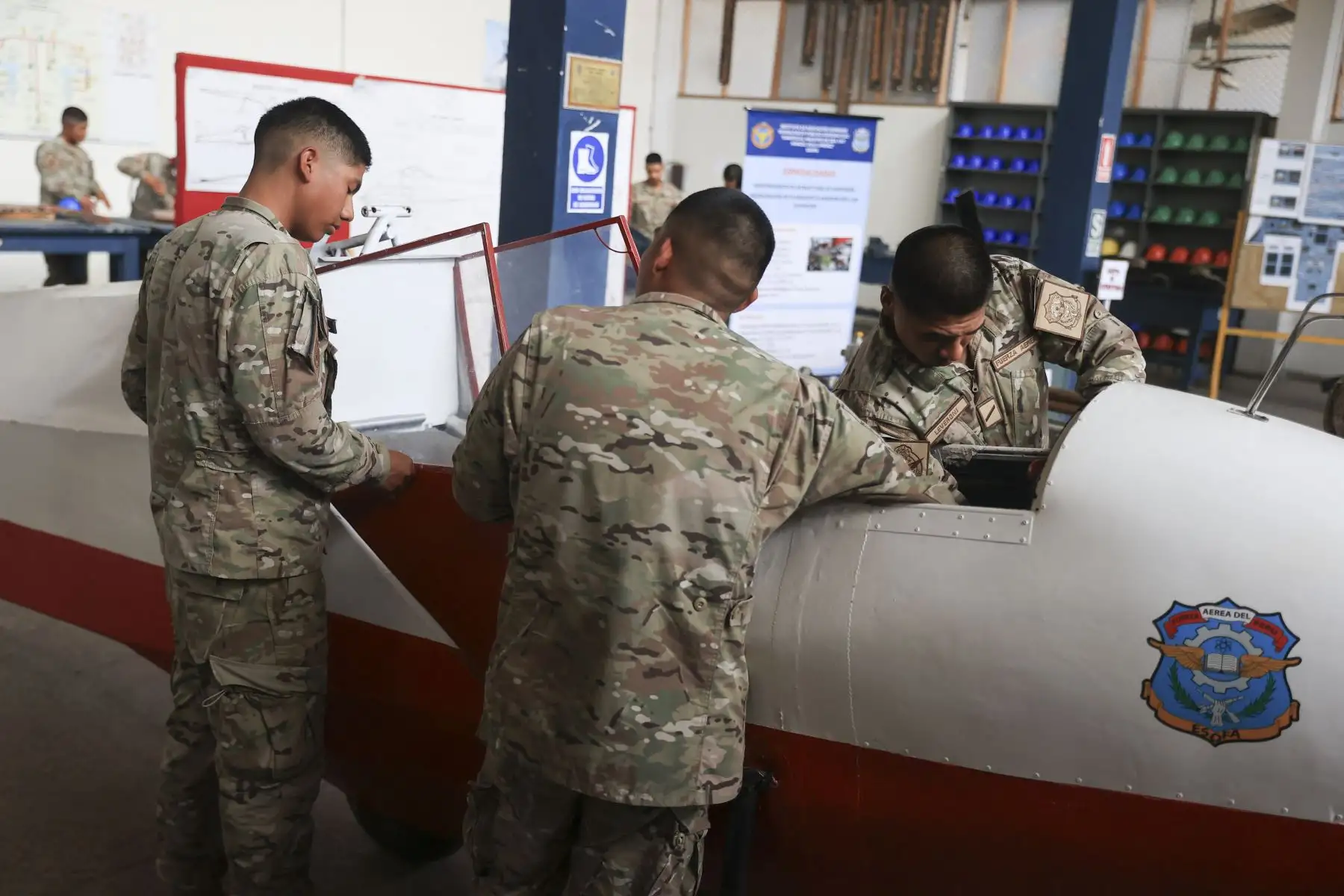 Una de las ventajas de la Escuela de Suboficiales de la Fuerza Aérea del Perú (ESOFA), que ya convocó al proceso de admisión 2026, es que ofrece a los alumnos más destacados la posibilidad de estudiar becados en el extranjero.
Foto: ANDINA/Jhonel Rodríguez Robles