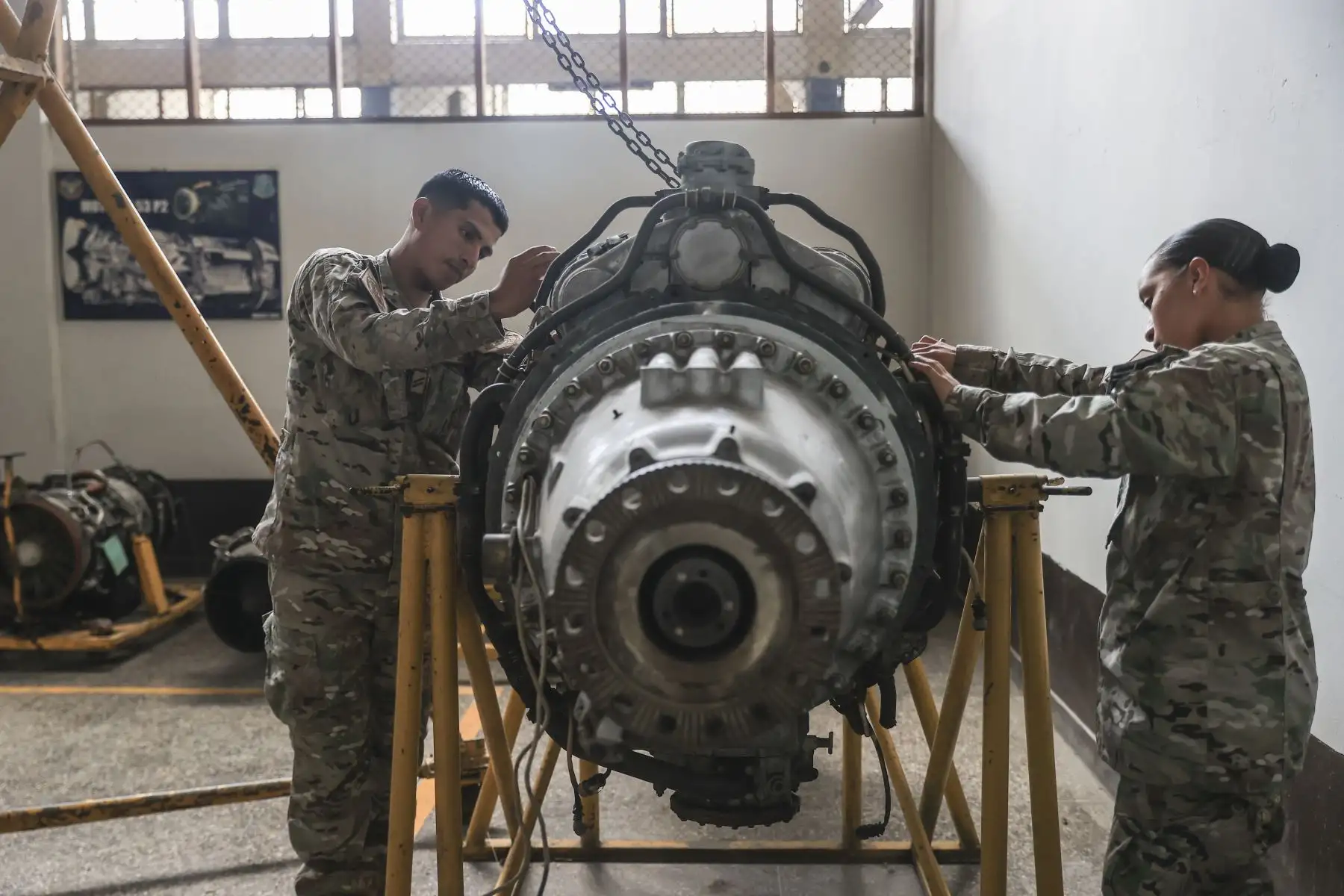 Una de las ventajas de la Escuela de Suboficiales de la Fuerza Aérea del Perú (ESOFA), que ya convocó al proceso de admisión 2026, es que ofrece a los alumnos más destacados la posibilidad de estudiar becados en el extranjero.
Foto: ANDINA/Jhonel Rodríguez Robles