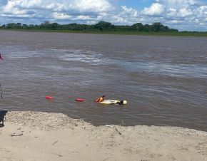 Buzos especializados realizan labores de búsqueda de desaparecidos tras el hundimiento de dos embarcaciones en el río Ucayali, en el puerto de Iparia. ANDINA/Difusión