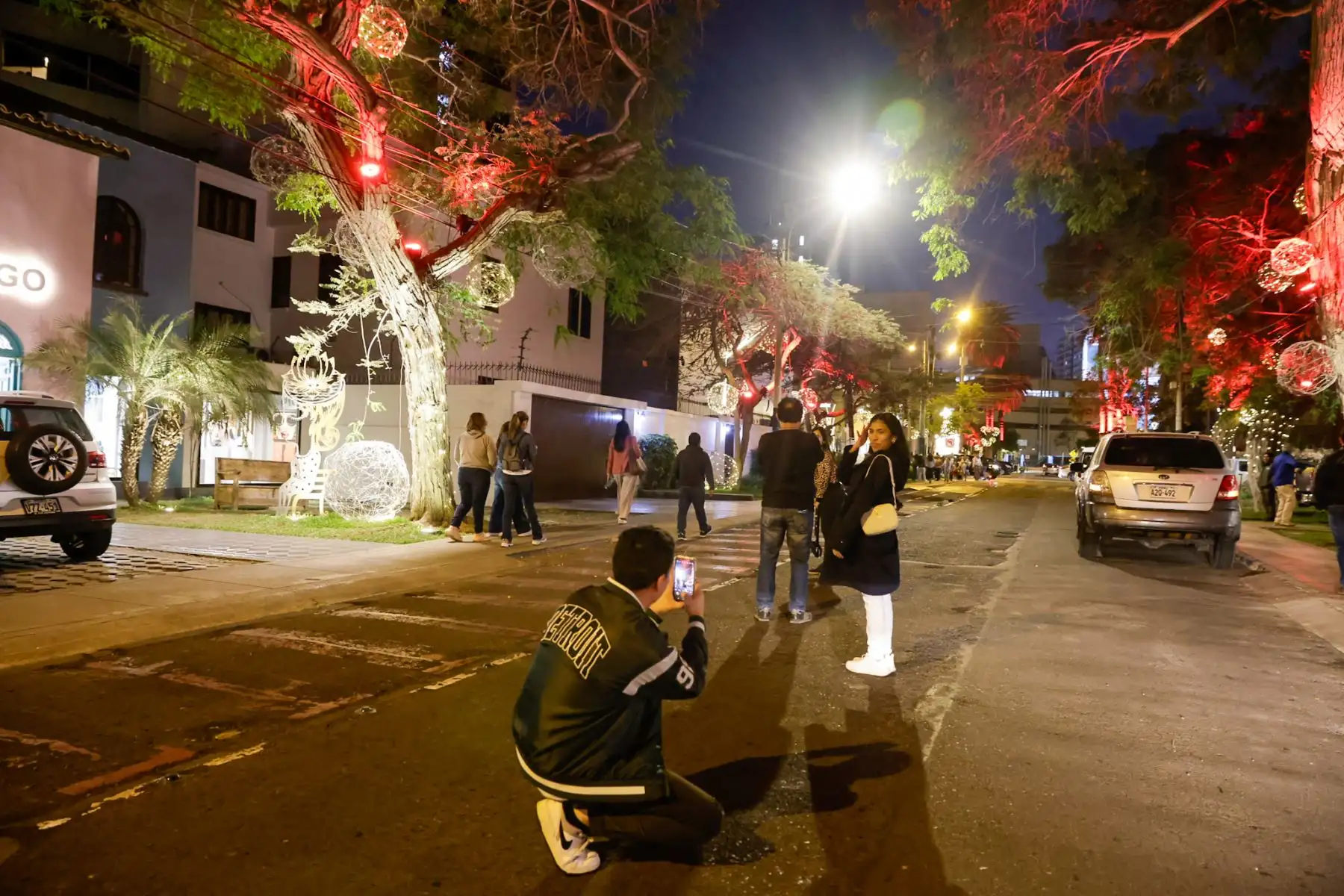 Volvió la calle más viral de Navidad y ya es parada obligatoria para vivir el espíritu festivo en Lima. La cuadra 2 de la Calle Daniel Hernández en el distrito de San Isidro, se ilumina cada noche con cientos de luces, colores y decoraciones navideñas que crean un ambiente mágico. Las luces se encienden desde las 6:30 pm, pero se recomienda llegar alrededor de las 7:00 pm. Foto: ANDINA/Luis Iparraguirre