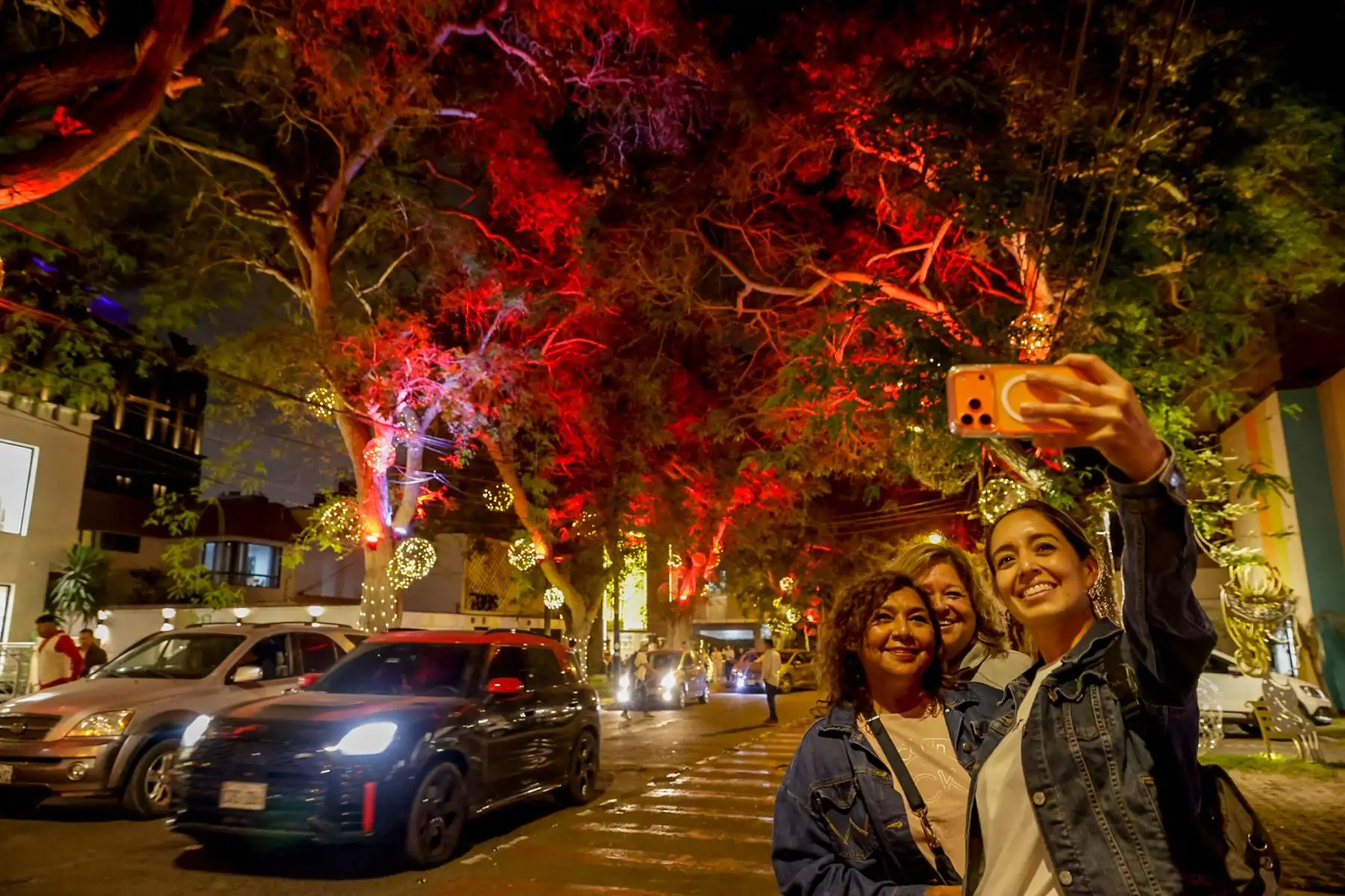 Volvió la calle más viral de Navidad y ya es parada obligatoria para vivir el espíritu festivo en Lima. La cuadra 2 de la Calle Daniel Hernández en el distrito de San Isidro, se ilumina cada noche con cientos de luces, colores y decoraciones navideñas que crean un ambiente mágico. Las luces se encienden desde las 6:30 pm, pero se recomienda llegar alrededor de las 7:00 pm. Foto: ANDINA/Luis Iparraguirre