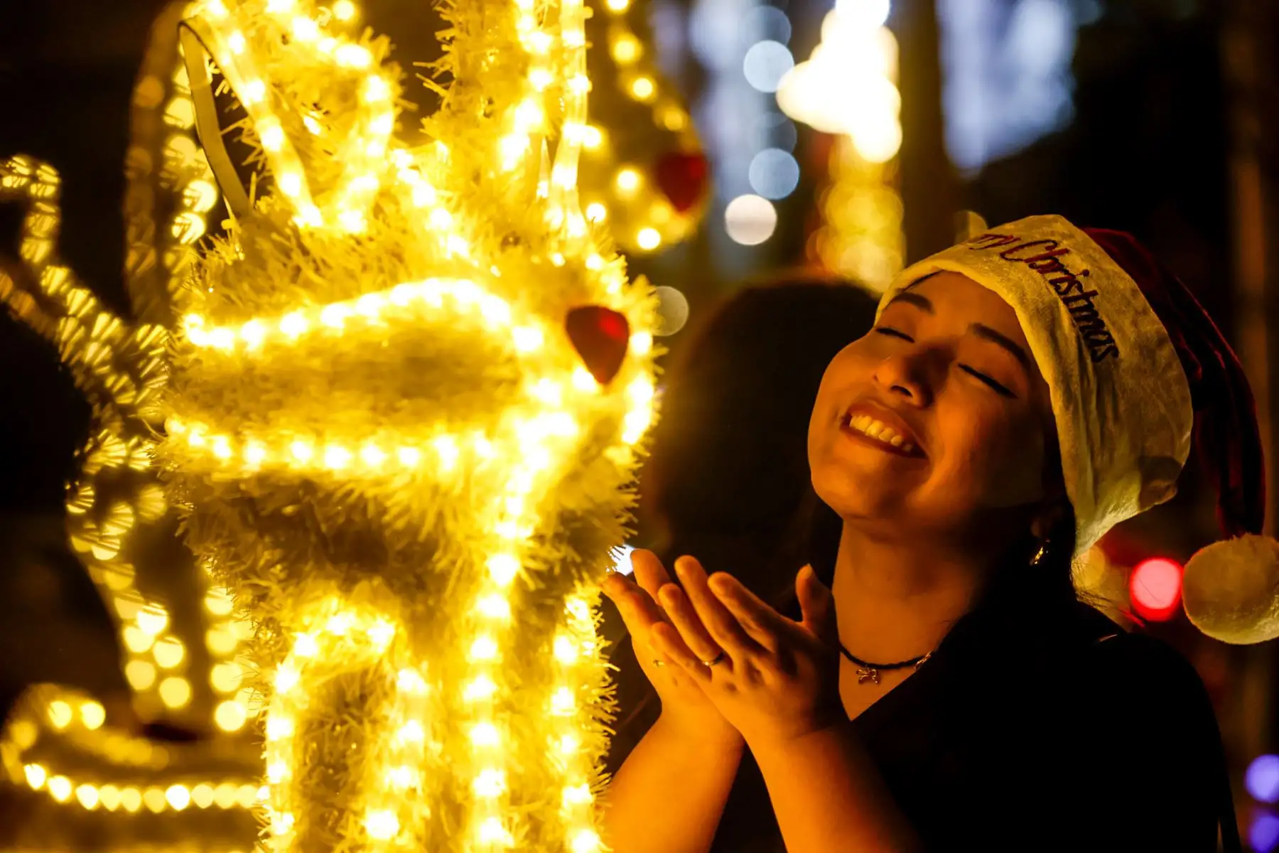 Volvió la calle más viral de Navidad y ya es parada obligatoria para vivir el espíritu festivo en Lima. La cuadra 2 de la Calle Daniel Hernández en el distrito de San Isidro, se ilumina cada noche con cientos de luces, colores y decoraciones navideñas que crean un ambiente mágico. Las luces se encienden desde las 6:30 pm, pero se recomienda llegar alrededor de las 7:00 pm. Foto: ANDINA/Luis Iparraguirre