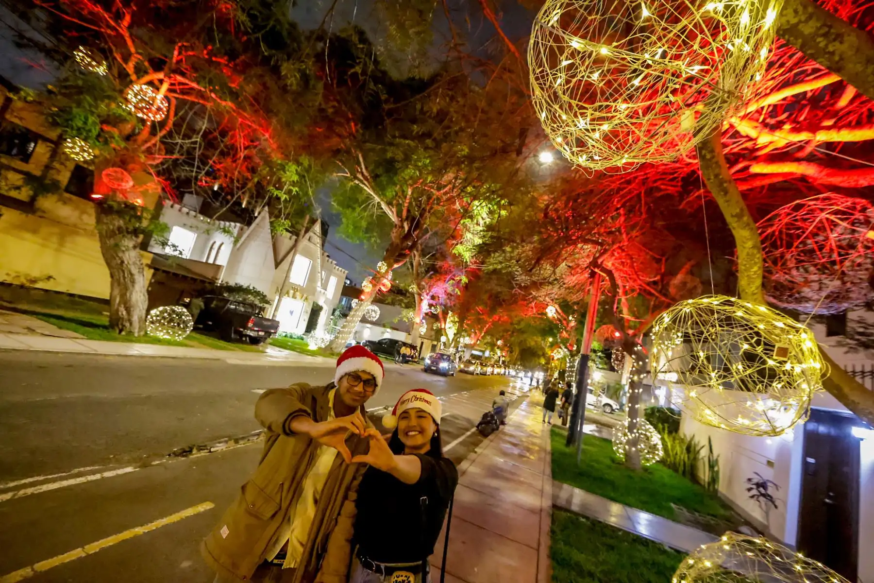La cuadra 2 de la calle Daniel Hernández, en San Isidro, vuelve a posicionarse como uno de los puntos más concurridos de la Navidad limeña, gracias a su despliegue de luces y adornos visibles desde tempranas horas de la noche. Foto: ANDINA/Luis Iparraguirre