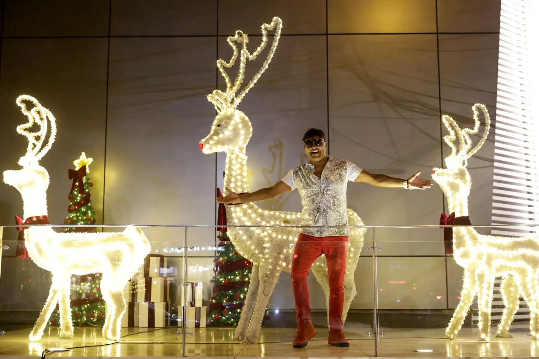 Volvió la calle más viral de Navidad y ya es parada obligatoria para vivir el espíritu festivo en Lima. La cuadra 2 de la Calle Daniel Hernández en el distrito de San Isidro, se ilumina cada noche con cientos de luces, colores y decoraciones navideñas que crean un ambiente mágico. Las luces se encienden desde las 6:30 pm, pero se recomienda llegar alrededor de las 7:00 pm. Foto: ANDINA/Luis Iparraguirre