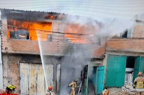 Villa El Salvador: 80 bomberos luchan contra incendio en ferretería en Parque Industrial. Foto: CapturaTV.