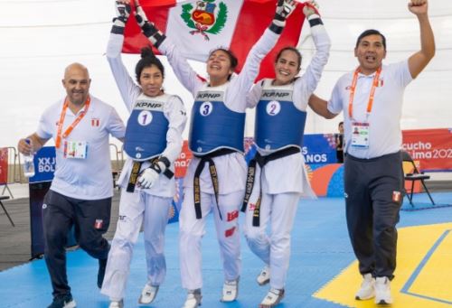 El equipo femenino de taekwondo celebra la obtención de la medalla de oro en Huamanga