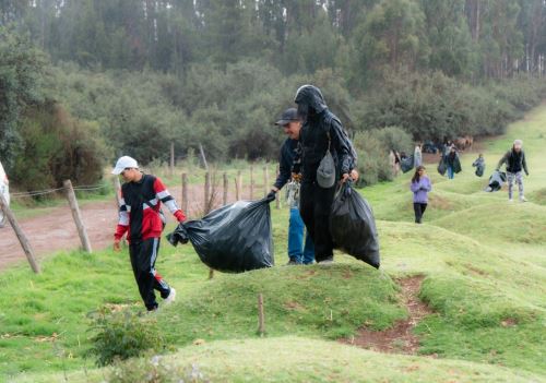 Autoridades, efectivos de la Policía Nacional, estudiantes y la sociedad civil de Cusco participaron de la jornada de limpieza en el parque arqueológico Sacsayhuamán que culminó con el retiro de más de una tonelada de residuos sólidos. ANDINA/Difusión