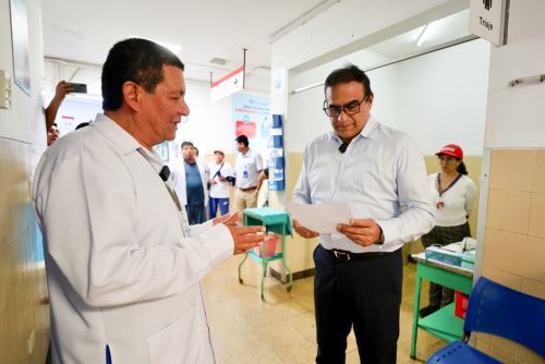 El ministro de Trabajo, Óscar Fernández, junto al director del Hospital II de Cañete, Yuri Zambrano. Foto: ANDINA/Difusión