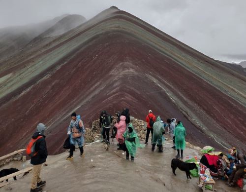 La Montaña de Colores Vinicunca es uno de los principales atractivos turísticos de Cusco y a pesar de las lluvias intensas los viajeros quieren conocer este lugar. ANDINA/Archivo