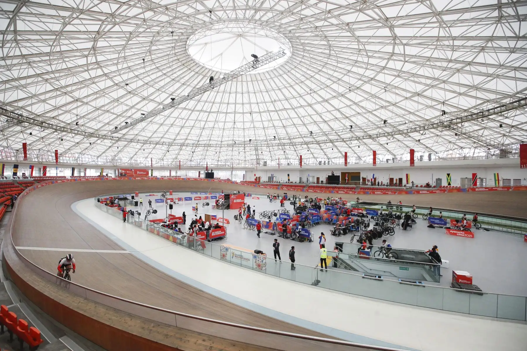 Continua los  Juegos Bolivarianos Ayacucho - Lima 2025, en el Polideportivo Videna IPD con la disciplina ciclismo pista.
 Foto: ANDINA/Eddy Ramos