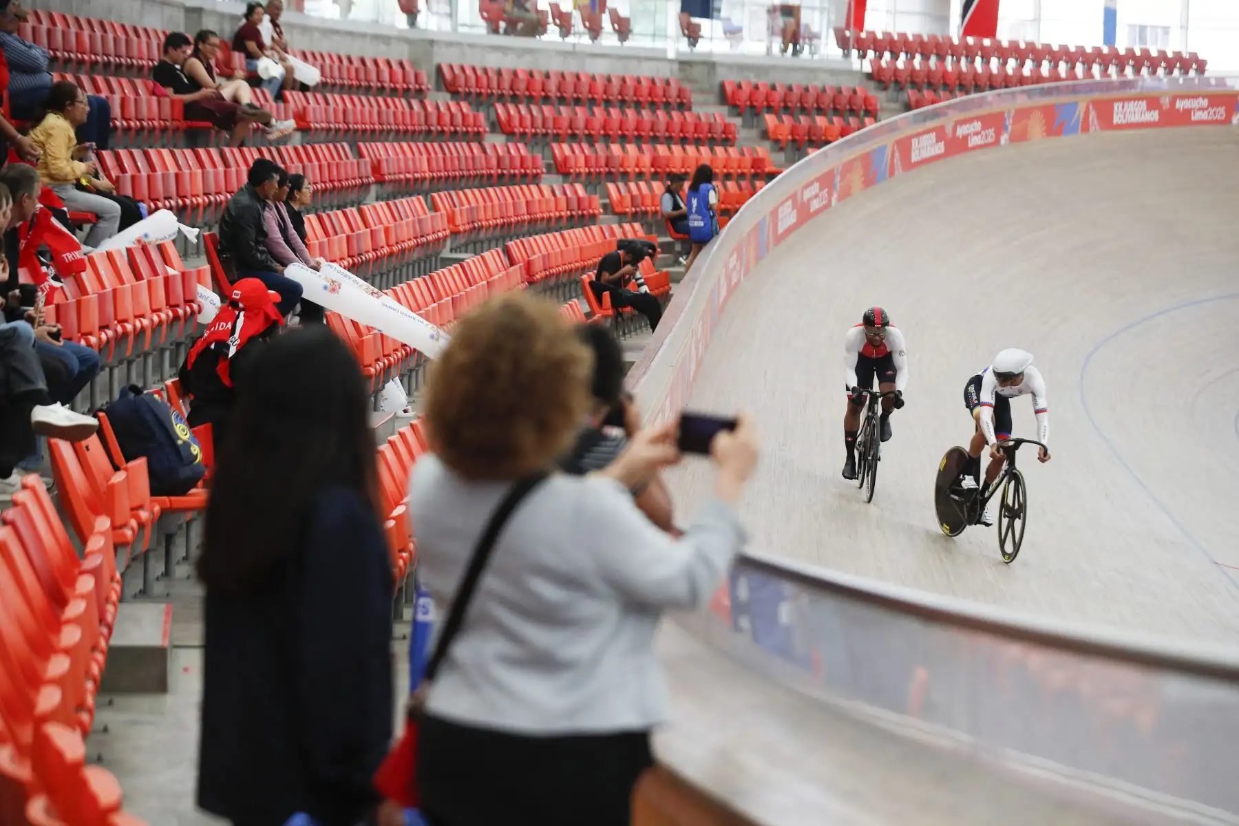 Continua los  Juegos Bolivarianos Ayacucho - Lima 2025, en el Polideportivo Videna IPD con la disciplina ciclismo pista.
 Foto: ANDINA/Eddy Ramos