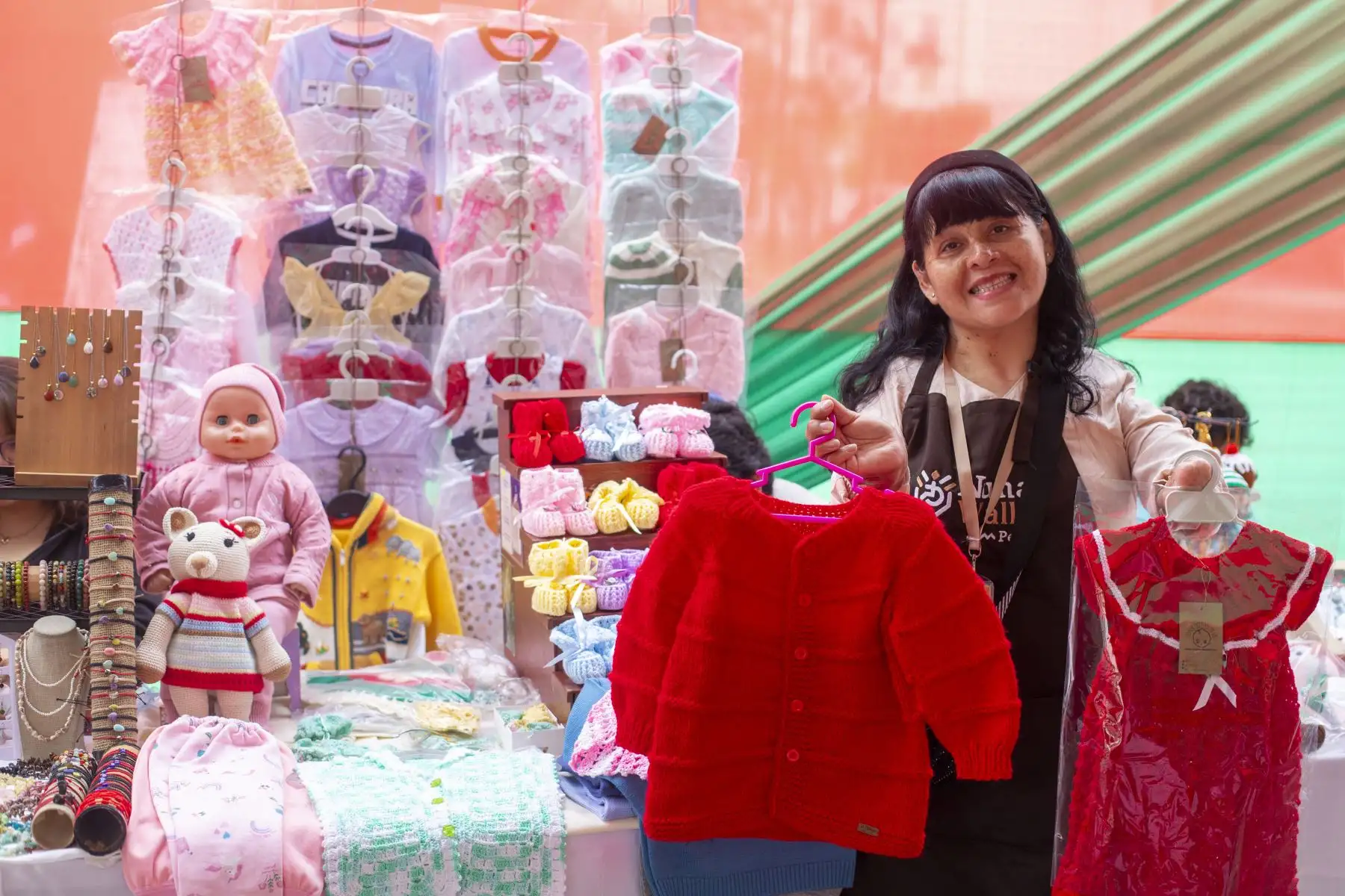 La Expo Feria Artesanal “Sumaq Soncco EsSalud Inclusivo" reunió a 45 emprendedores con discapacidad que ofrecieron productos navideños elaborados en los talleres productivos de EsSalud. Entre ellos destacó Diane Fuentes, quien posa para la fotografía, cuya historia de resiliencia se refleja en cada prenda tejida a mano. El evento, realizado del 2 al 5 de diciembre en Playa Miller, permitió al público adquirir artículos creativos y apoyar la inclusión laboral y social de estas personas. Foto: ANDINA/Difusión