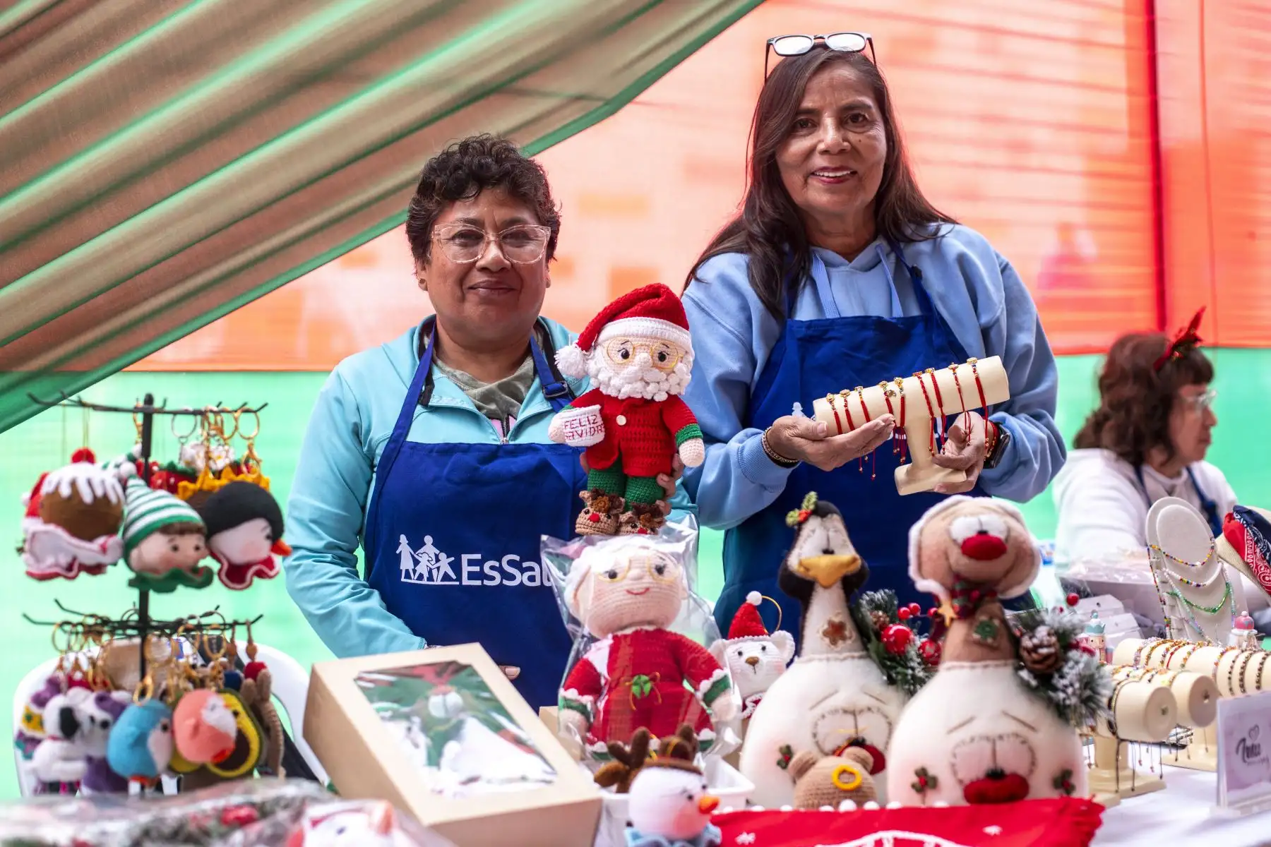 La Expo Feria Artesanal “Sumaq Soncco EsSalud Inclusivo" reunió a 45 emprendedores con discapacidad que ofrecieron productos navideños elaborados en los talleres productivos de EsSalud. Entre ellos destacó Diane Fuentes, cuya historia de resiliencia se refleja en cada prenda tejida a mano. El evento, realizado del 2 al 5 de diciembre en Playa Miller, permitió al público adquirir artículos creativos y apoyar la inclusión laboral y social de estas personas. Foto: ANDINA/Difusión