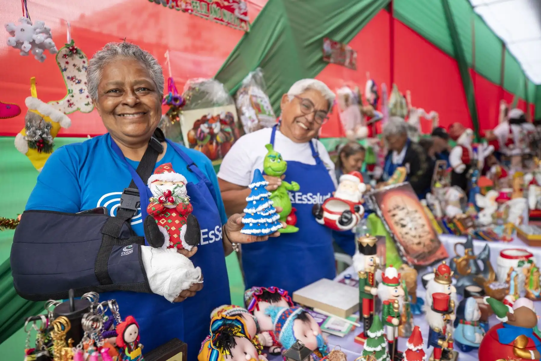 La Expo Feria Artesanal “Sumaq Soncco EsSalud Inclusivo" reunió a 45 emprendedores con discapacidad que ofrecieron productos navideños elaborados en los talleres productivos de EsSalud. Entre ellos destacó Diane Fuentes, cuya historia de resiliencia se refleja en cada prenda tejida a mano. El evento, realizado del 2 al 5 de diciembre en Playa Miller, permitió al público adquirir artículos creativos y apoyar la inclusión laboral y social de estas personas. Foto: ANDINA/Difusión
