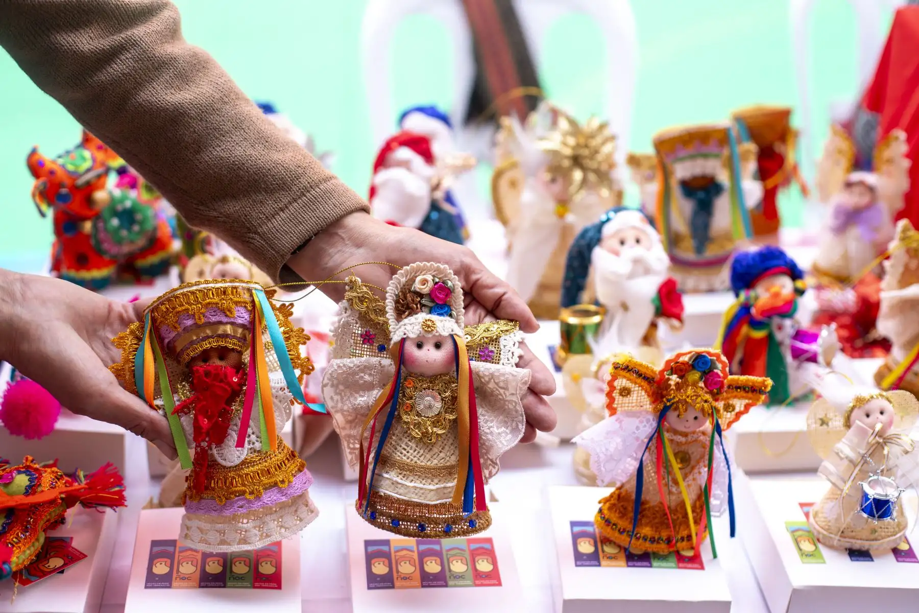 La Expo Feria Artesanal “Sumaq Soncco EsSalud Inclusivo" reunió a 45 emprendedores con discapacidad que ofrecieron productos navideños elaborados en los talleres productivos de EsSalud. Entre ellos destacó Diane Fuentes, cuya historia de resiliencia se refleja en cada prenda tejida a mano. El evento, realizado del 2 al 5 de diciembre en Playa Miller, permitió al público adquirir artículos creativos y apoyar la inclusión laboral y social de estas personas. Foto: ANDINA/Difusión