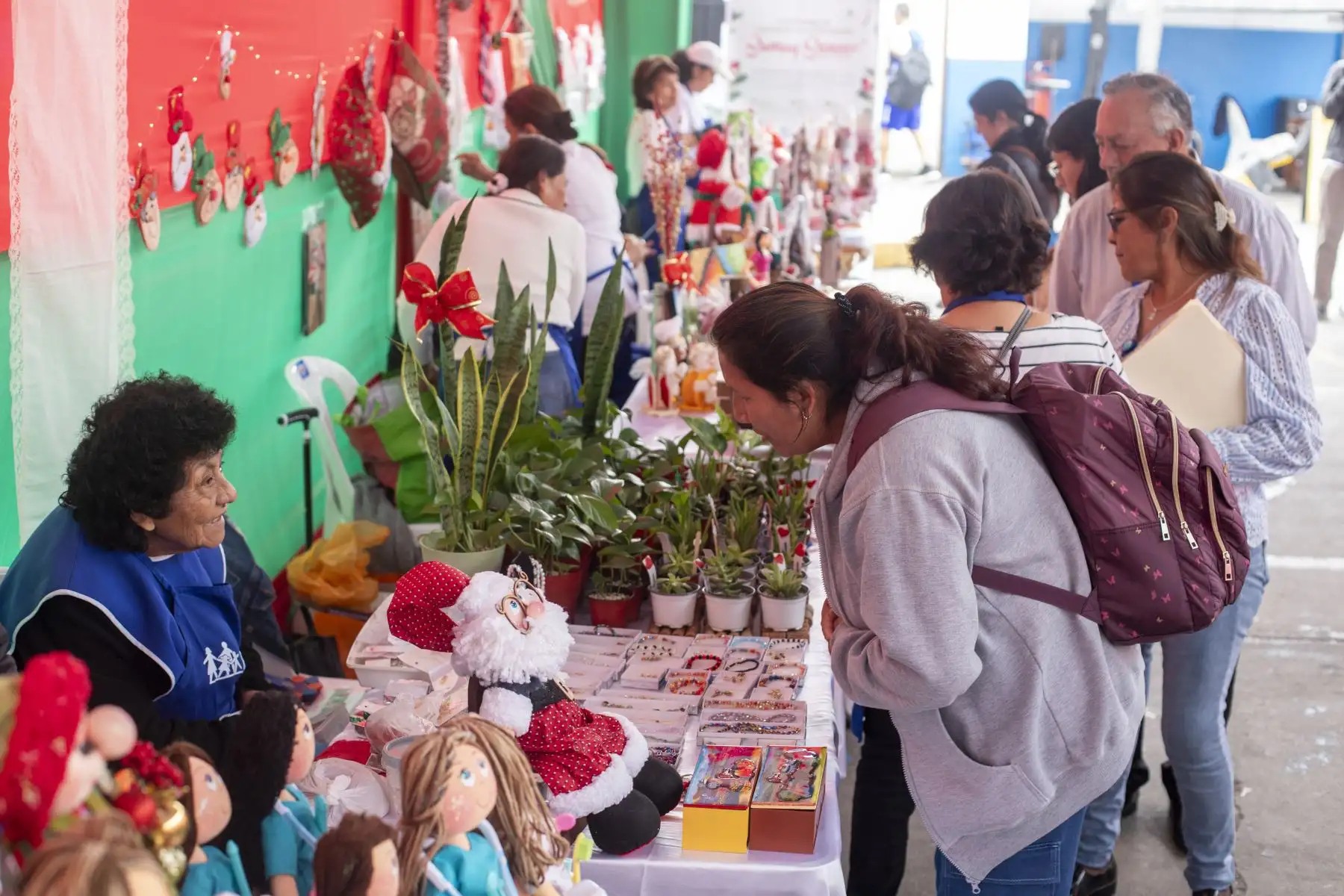 La Expo Feria Artesanal “Sumaq Soncco EsSalud Inclusivo" reunió a 45 emprendedores con discapacidad que ofrecieron productos navideños elaborados en los talleres productivos de EsSalud. Entre ellos destacó Diane Fuentes, cuya historia de resiliencia se refleja en cada prenda tejida a mano. El evento, realizado del 2 al 5 de diciembre en Playa Miller, permitió al público adquirir artículos creativos y apoyar la inclusión laboral y social de estas personas. Foto: ANDINA/Difusión