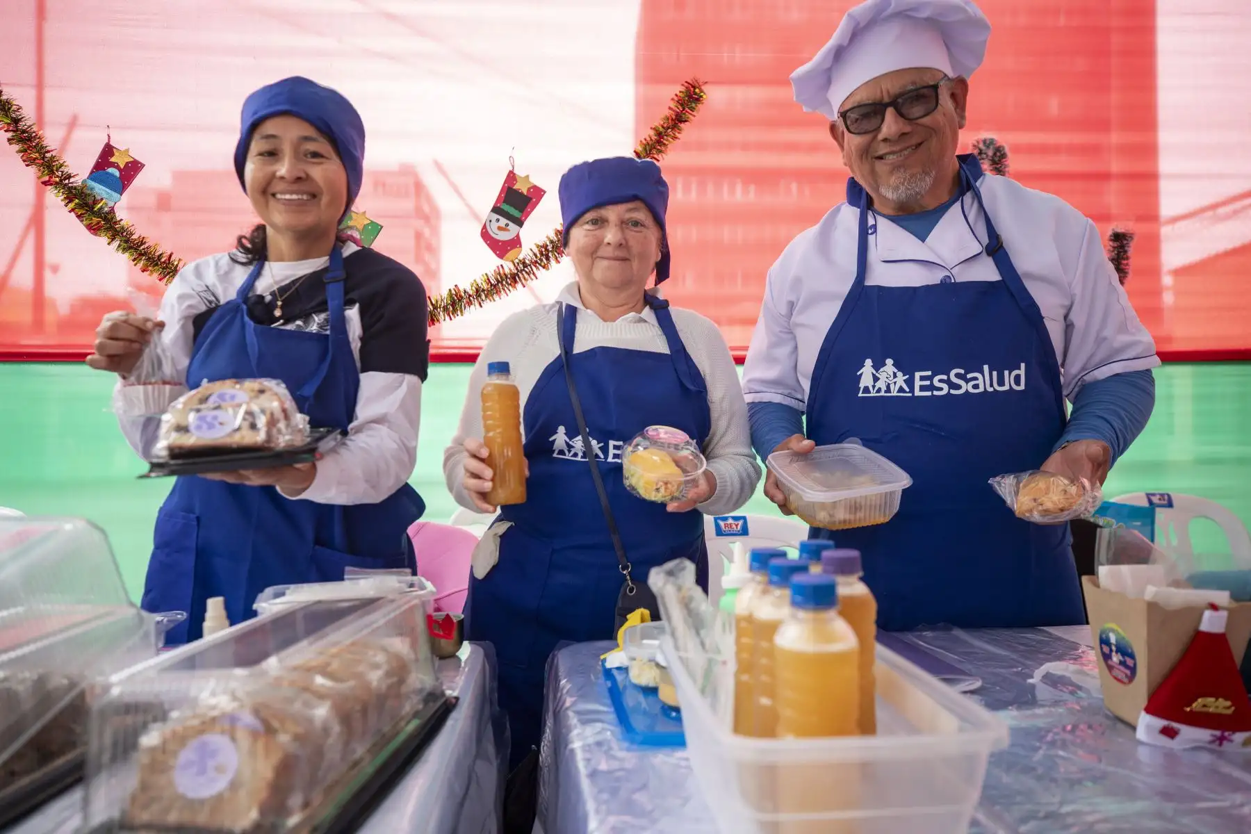 La Expo Feria Artesanal “Sumaq Soncco EsSalud Inclusivo" reunió a 45 emprendedores con discapacidad que ofrecieron productos navideños elaborados en los talleres productivos de EsSalud. Entre ellos destacó Diane Fuentes, cuya historia de resiliencia se refleja en cada prenda tejida a mano. El evento, realizado del 2 al 5 de diciembre en Playa Miller, permitió al público adquirir artículos creativos y apoyar la inclusión laboral y social de estas personas. Foto: ANDINA/Difusión