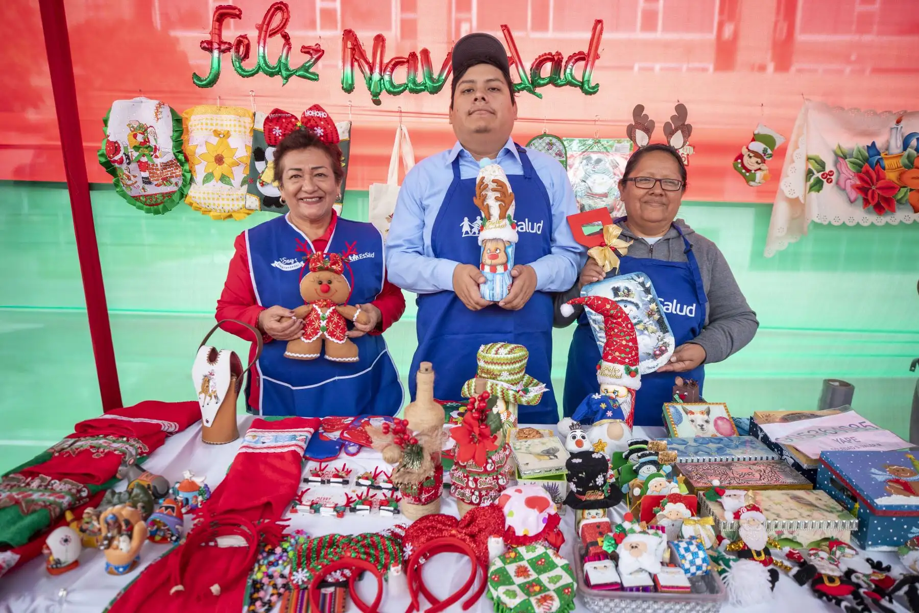La Expo Feria Artesanal “Sumaq Soncco EsSalud Inclusivo" reunió a 45 emprendedores con discapacidad que ofrecieron productos navideños elaborados en los talleres productivos de EsSalud. Entre ellos destacó Diane Fuentes, cuya historia de resiliencia se refleja en cada prenda tejida a mano. El evento, realizado del 2 al 5 de diciembre en Playa Miller, permitió al público adquirir artículos creativos y apoyar la inclusión laboral y social de estas personas. Foto: ANDINA/Difusión