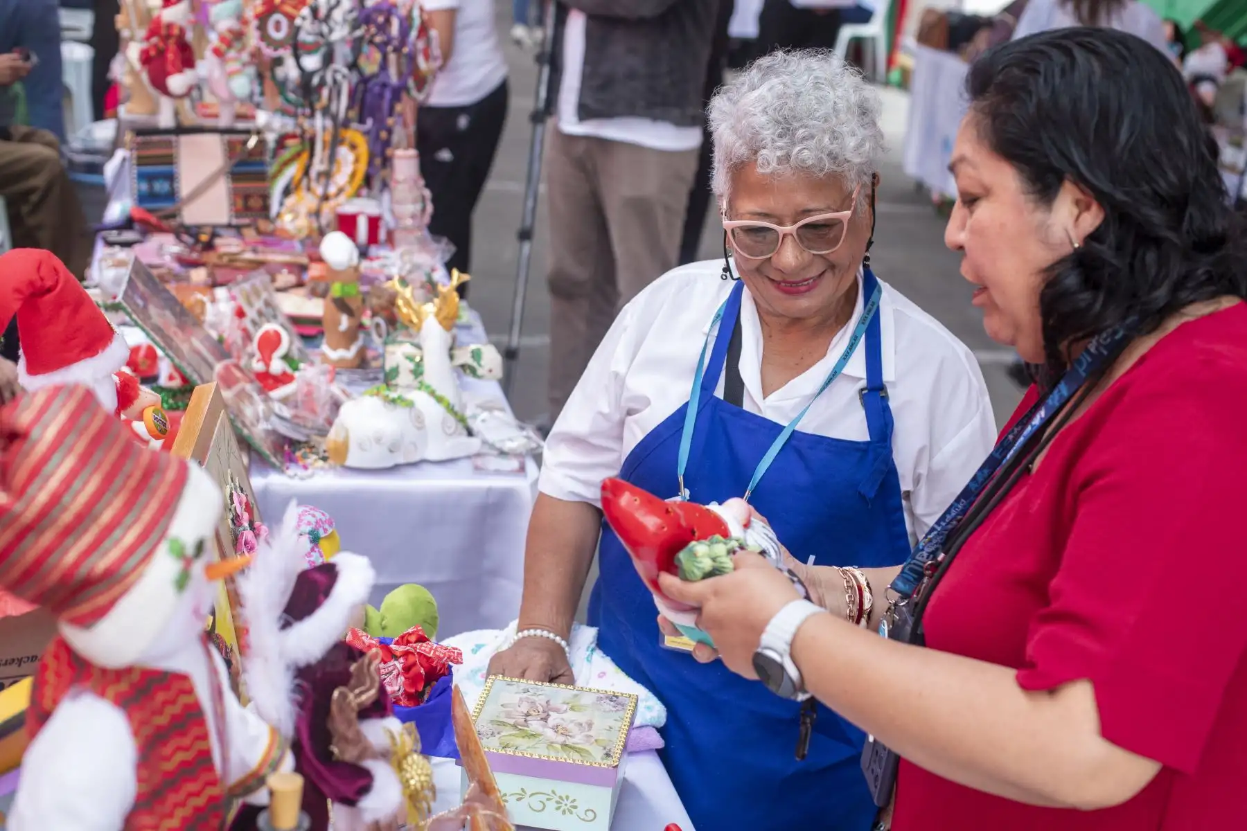 La Expo Feria Artesanal “Sumaq Soncco EsSalud Inclusivo" reunió a 45 emprendedores con discapacidad que ofrecieron productos navideños elaborados en los talleres productivos de EsSalud. Entre ellos destacó Diane Fuentes, cuya historia de resiliencia se refleja en cada prenda tejida a mano. El evento, realizado del 2 al 5 de diciembre en Playa Miller, permitió al público adquirir artículos creativos y apoyar la inclusión laboral y social de estas personas. Foto: ANDINA/Difusión