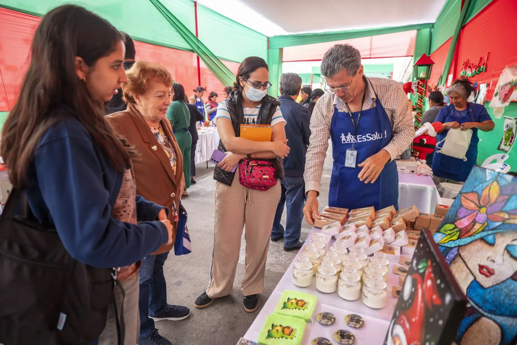 La Expo Feria Artesanal “Sumaq Soncco EsSalud Inclusivo" reunió a 45 emprendedores con discapacidad que ofrecieron productos navideños elaborados en los talleres productivos de EsSalud. Entre ellos destacó Diane Fuentes, cuya historia de resiliencia se refleja en cada prenda tejida a mano. El evento, realizado del 2 al 5 de diciembre en Playa Miller, permitió al público adquirir artículos creativos y apoyar la inclusión laboral y social de estas personas. Foto: ANDINA/Difusión