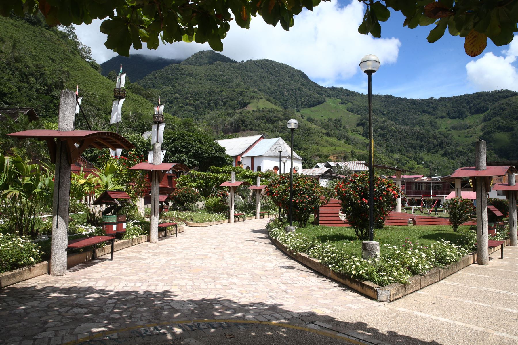 Sus casas de madera con techos a dos aguas, balcones tallados, jardines coloridos y puentes colgantes conforman un paisaje que mezcla la calidez amazónica con la esencia centroeuropea. Foto: ANDINA/Difusión