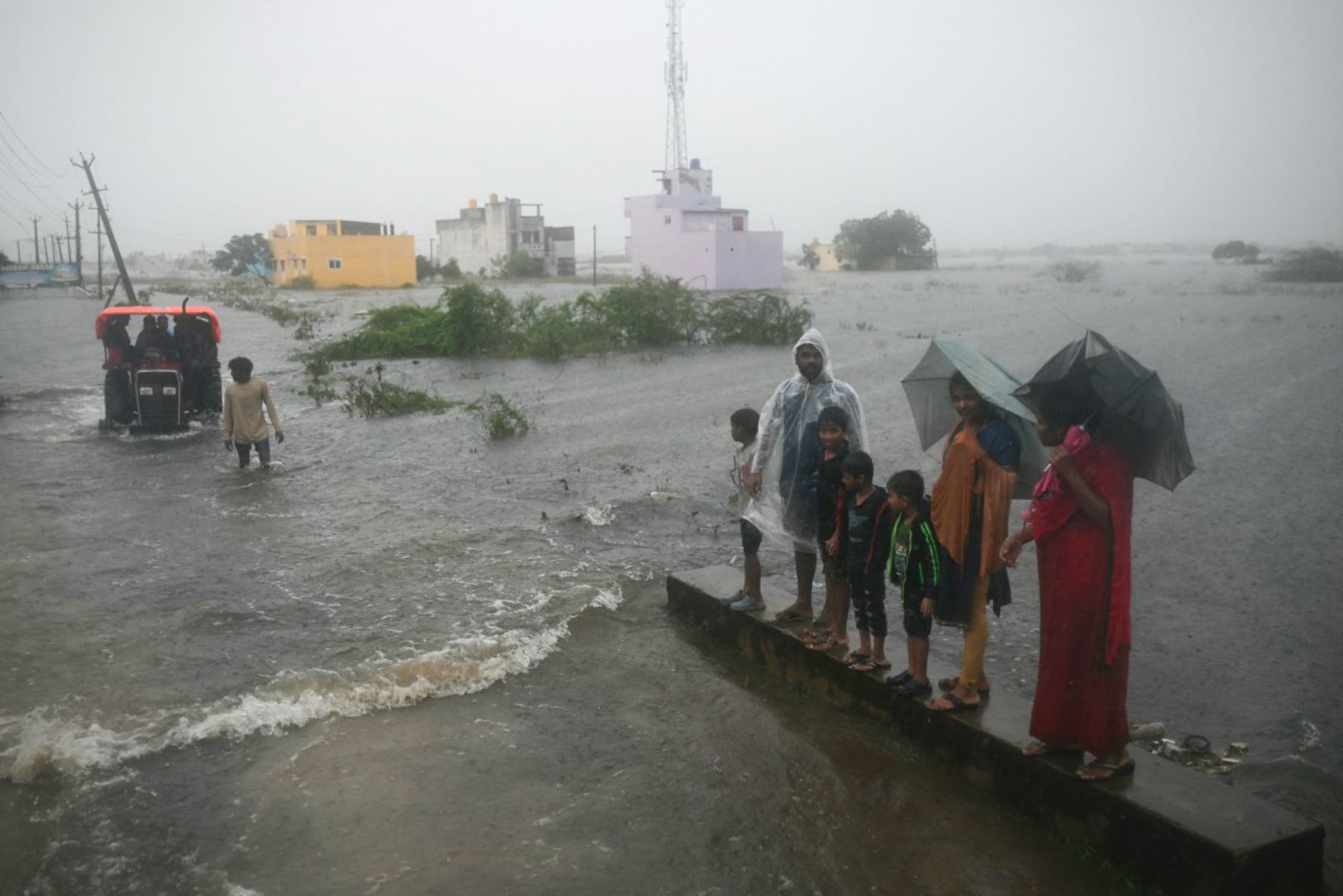 El personal de rescate utiliza un tractor para evacuar a las personas varadas en el área afectada por las inundaciones, en medio de fuertes lluvias debido al ciclón Ditwah, en las afueras de Chennai. Foto: AFP