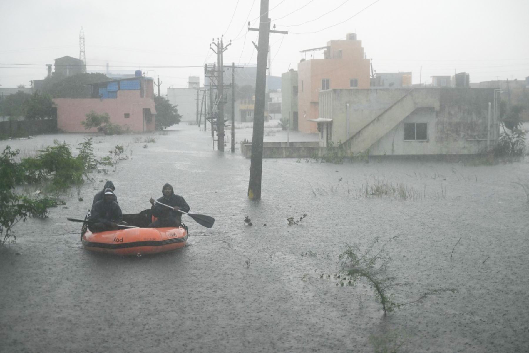 El personal de rescate utiliza un bote para evacuar a las personas varadas en el área afectada por las inundaciones, en medio de fuertes lluvias debido al ciclón Ditwah, en las afueras de Chennai. AFP