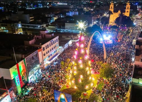 Con el encendido de un árbol de 40 metros de altura y show infantil, la Municipalidad Provincial de Tacna dio inicio al programa de actividades por Navidad. La jornada se realizó en el Paseo Cívico de la ciudad heroica. ANDINA/Difusión