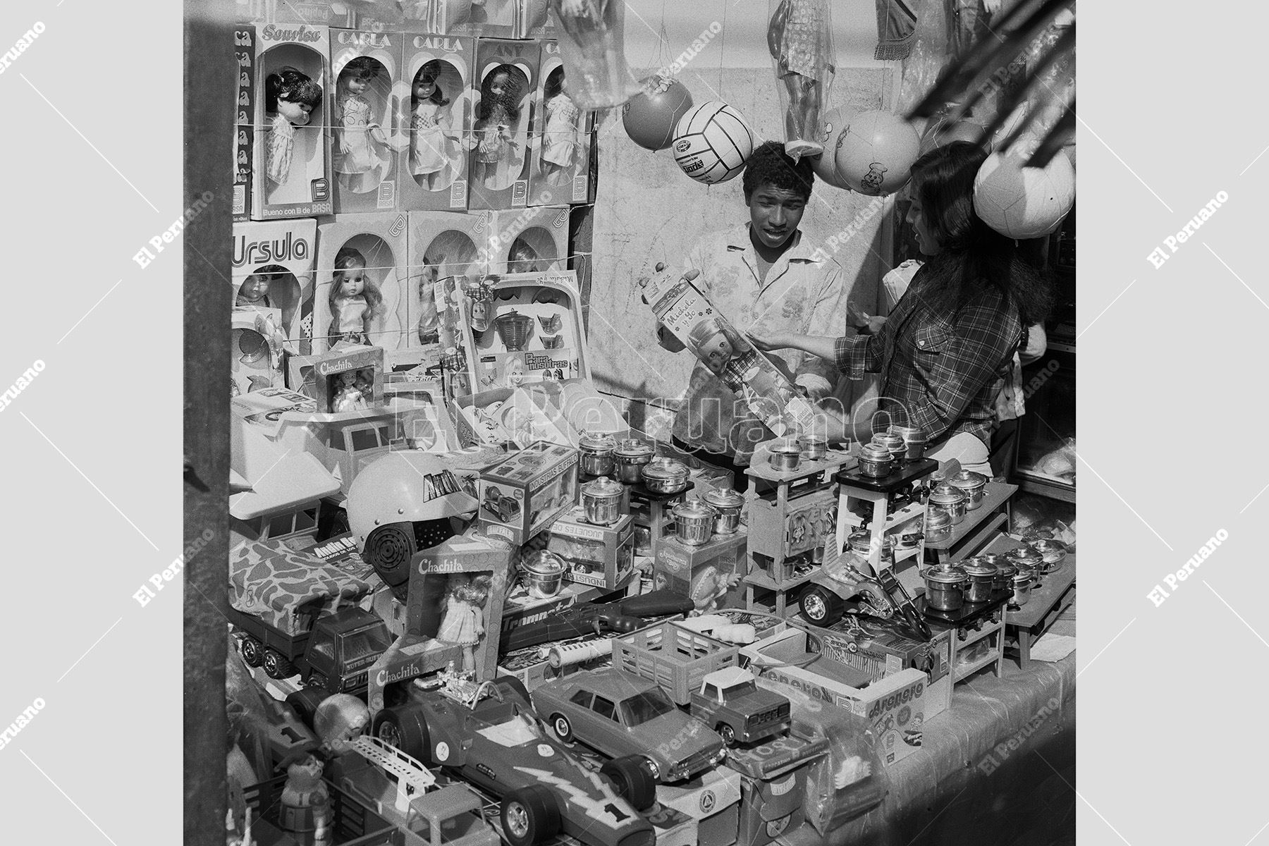 Lima – 7 diciembre 1976 / Un vendedor ambulante de juguetes en el centro de Lima mientras la ciudad se prepara para la llegada de las fiestas navideñas. Foto: Archivo Histórico de El Peruano / Rómulo Luján.