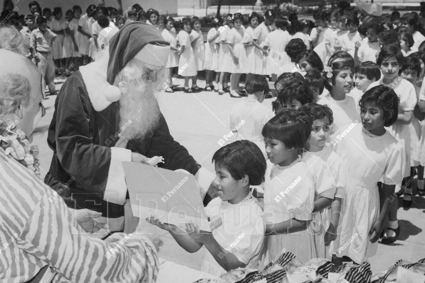Lima - 14 diciembre 1958 / A pocos días de Navidad, Papa Noel reparte juguetes en el puericultorio. Foto: Archivo Histórico de El Peruano