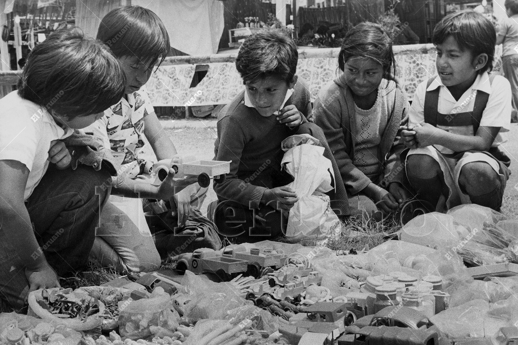 Lima – 1 de diciembre de 1977 / Un grupo de niños observa con ilusión y curiosidad un carrito de plástico en una feria agropecuaria navideña en La Molina, donde los juguetes anuncian la cercanía de las fiestas. Foto: Archivo Histórico de El Peruano / José Risco