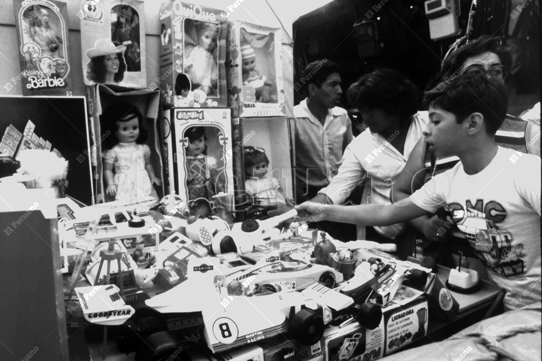 Lima – 12 diciembre 1982 / Los carros son los juguetes preferidos de los niños en esta Navidad. Foto: Archivo Histórico de El Peruano / Máximo Miralles