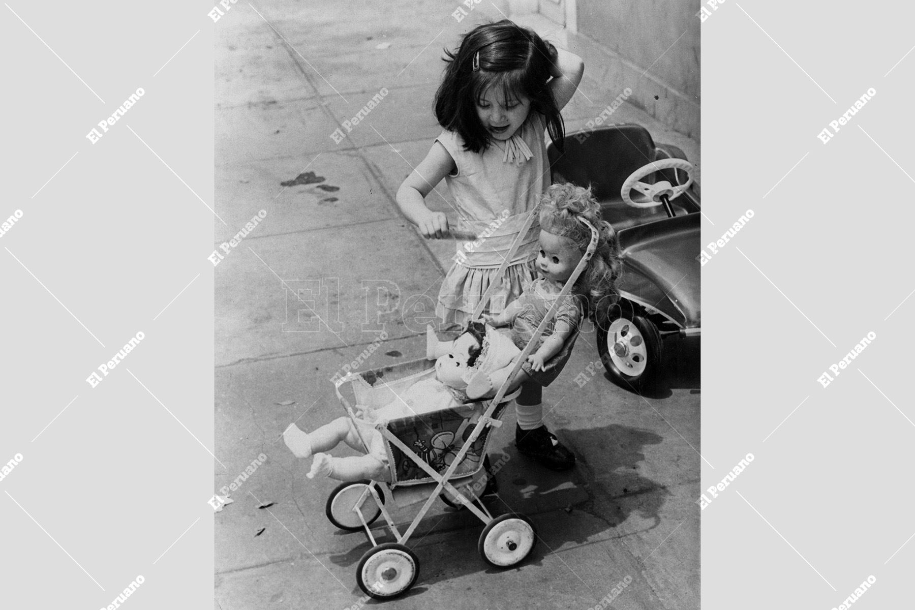 Lima – 26 diciembre 1973 / Una niña disfruta con alegría de los juguetes que recibió por Navidad. Foto: Archivo Histórico de El Peruano