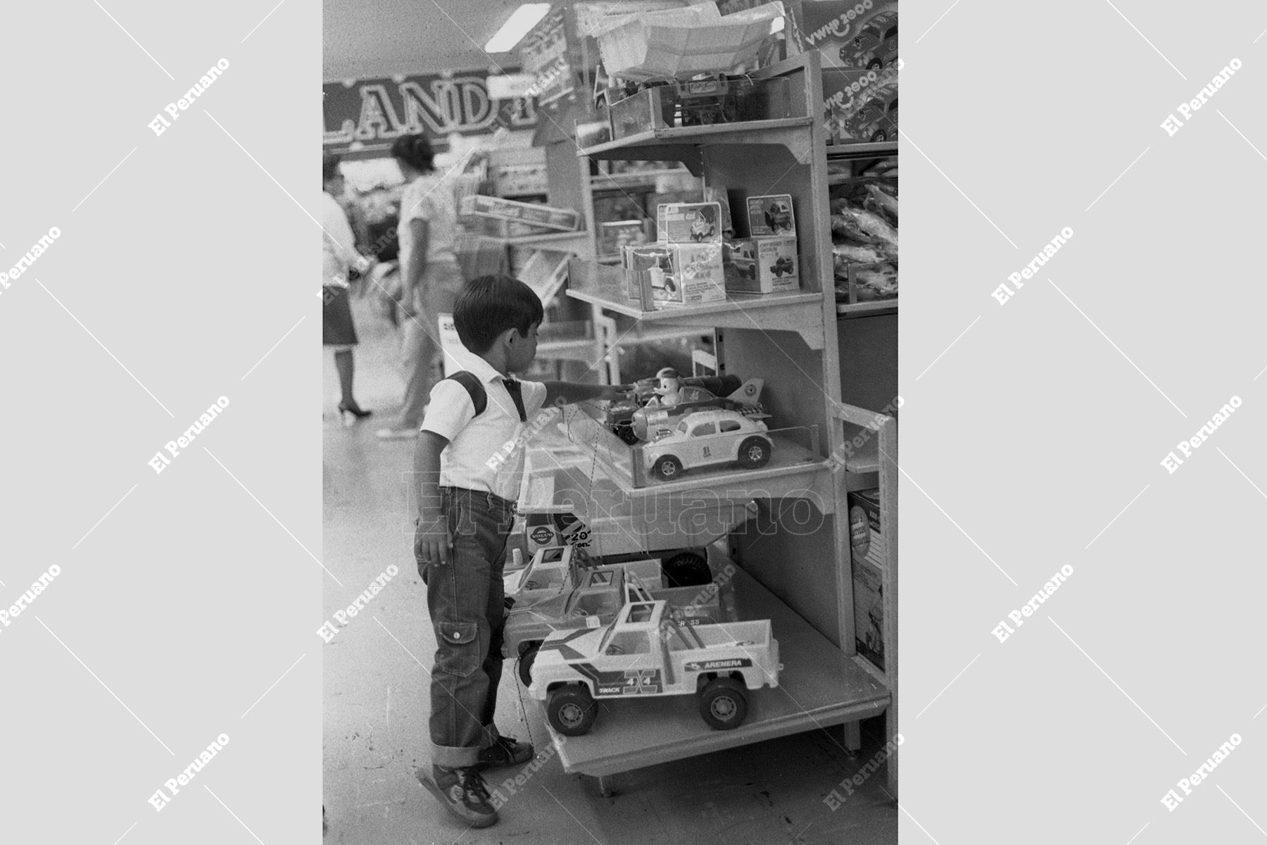 Lima - 16 diciembre 1985 / A pocos días de la Navidad un niño se acerca a un stand de juguetes en un centro comercial. Foto: Archivo Histórico de El Peruano