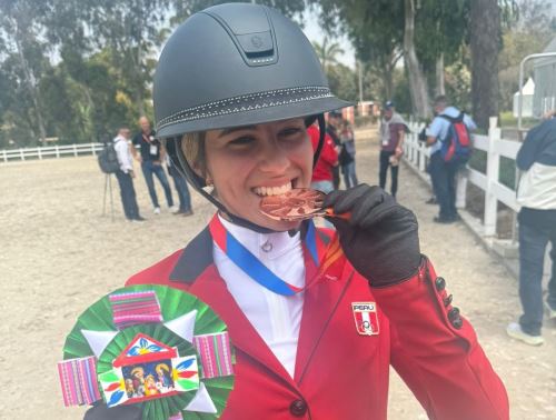 Eva Paliouras Delgado comienza a lograr medallas en salto de ecuestre