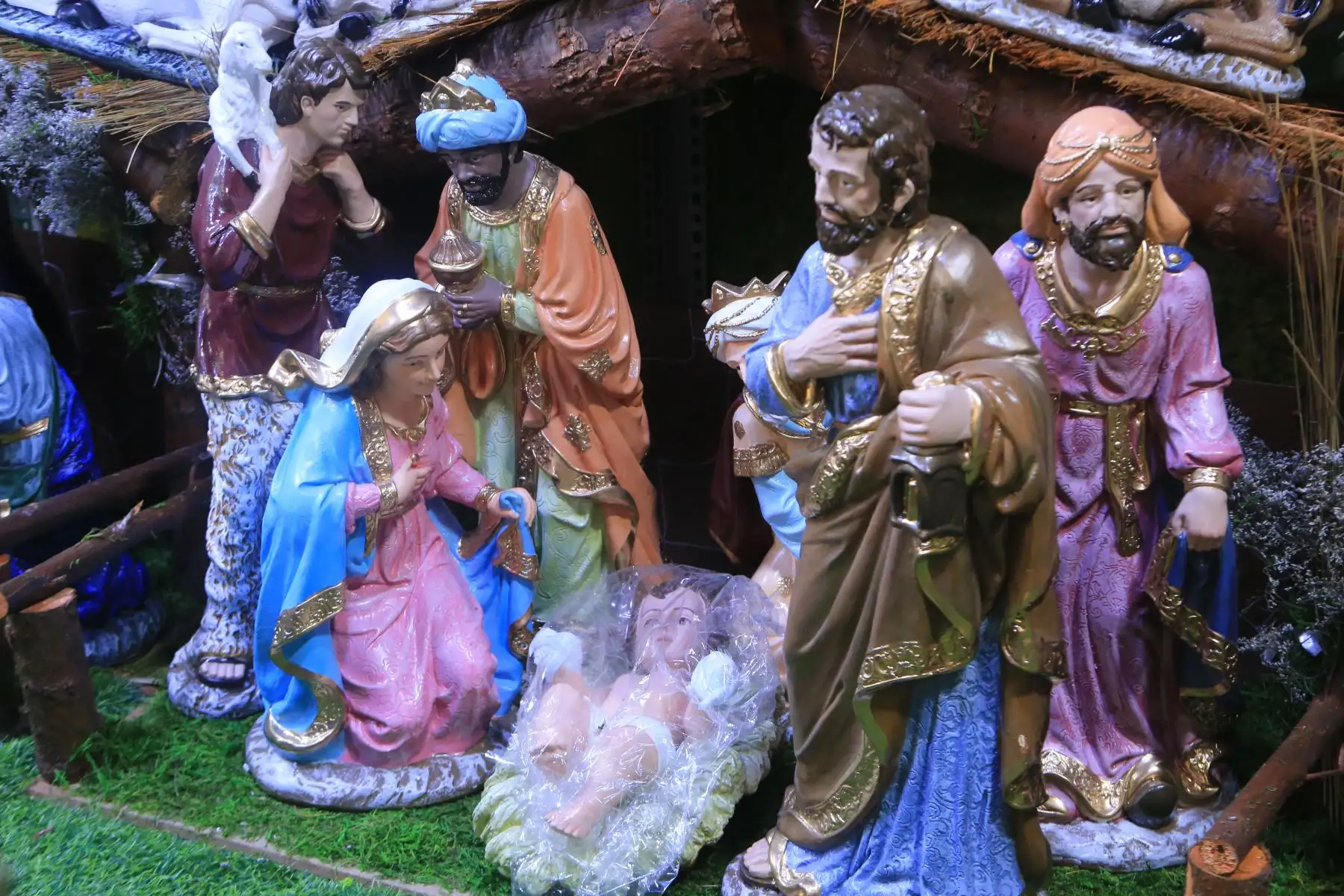 A pocas semanas de celebrarse la Navidad 2025 en el Perú, la venta de los tradicionales nacimientos aumenta en diversos puestos comerciales del emporio de Mesa Redonda, en el Cercado de Lima, a inicios del mes de diciembre. FOTO: ANDINA/Héctor Vinces