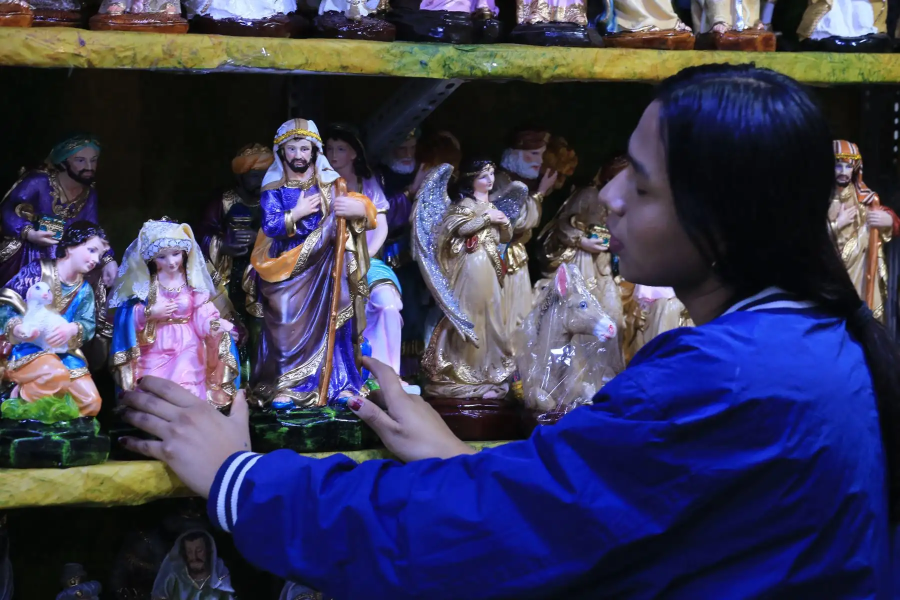 A pocas semanas de celebrarse la Navidad 2025 en el Perú, la venta de los tradicionales nacimientos aumenta en diversos puestos comerciales del emporio de Mesa Redonda, en el Cercado de Lima, a inicios del mes de diciembre. FOTO: ANDINA/Héctor Vinces