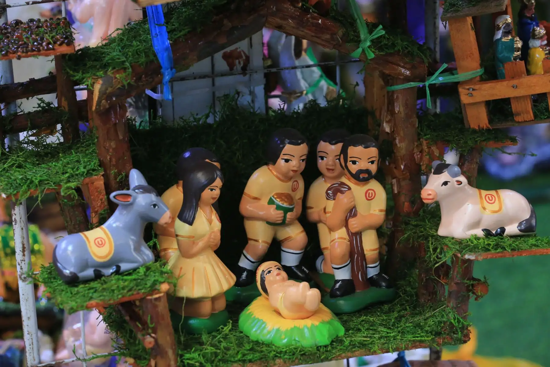 Desde el emporio comercial de Mesa Redonda, en el Cercado de Lima, se ofrecen al público nacimientos de diversos estilos y temáticas, muchos de ellos relacionados a la cultura peruana e incluso a conocidos equipos de fútbol, en el marco del incremento de ventas a vísperas de celebrarse la Navidad 2025. FOTO: ANDINA/Héctor Vinces